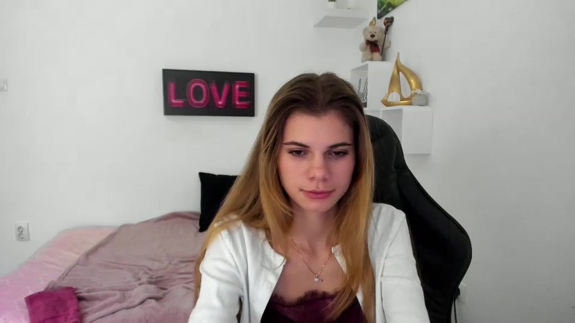 Gallery image thumbnail from RileyReid_18's myfreecams stream on, 12/30/2022, 17:11 image 1 of 20