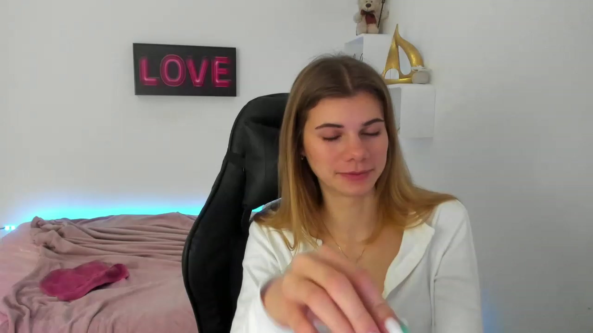 Gallery image thumbnail from RileyReid_18's myfreecams stream on, 12/31/2022, 08:48 image 8 of 20