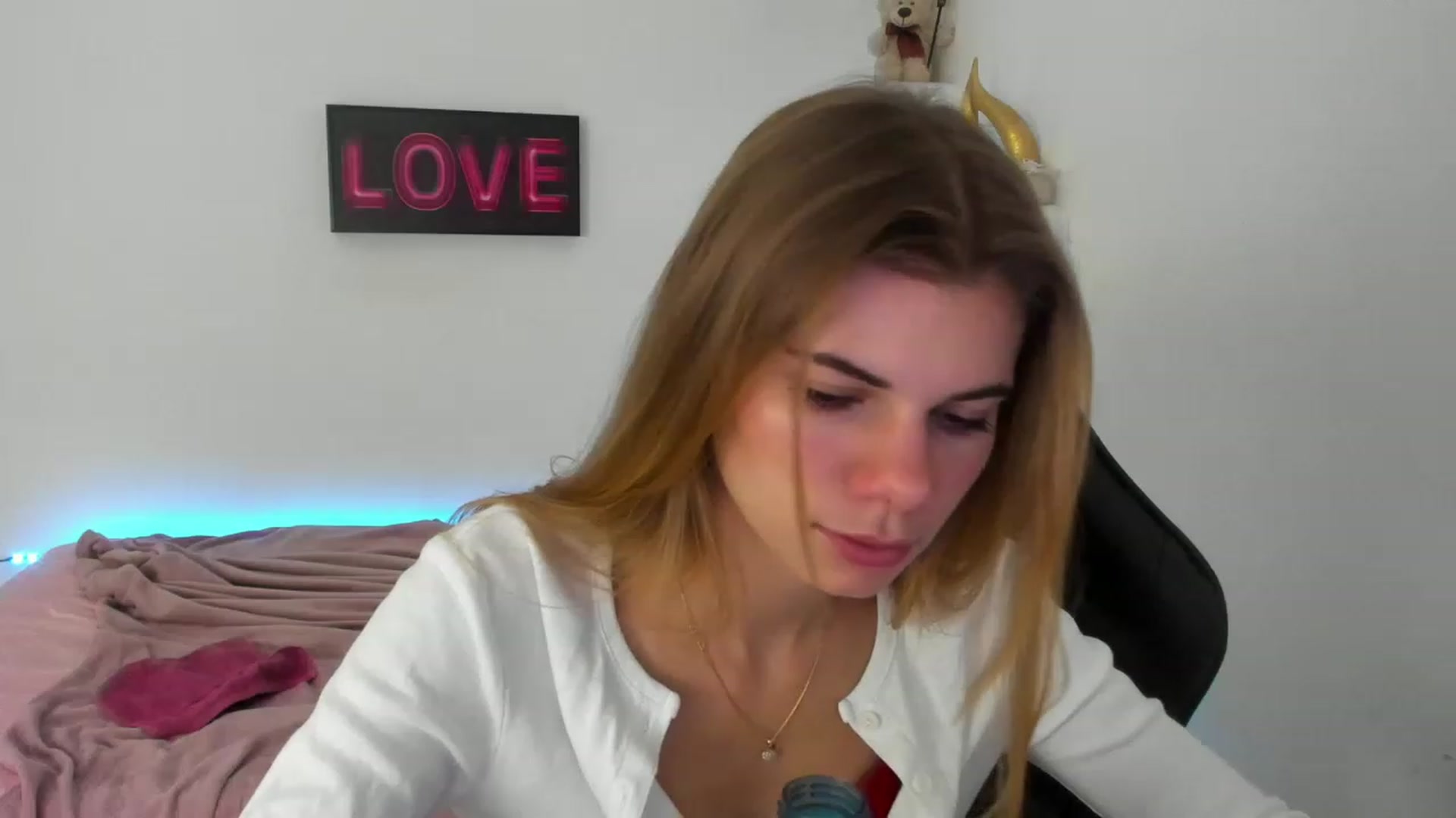 Gallery image thumbnail from RileyReid_18's myfreecams stream on, 12/31/2022, 08:48 image 2 of 20
