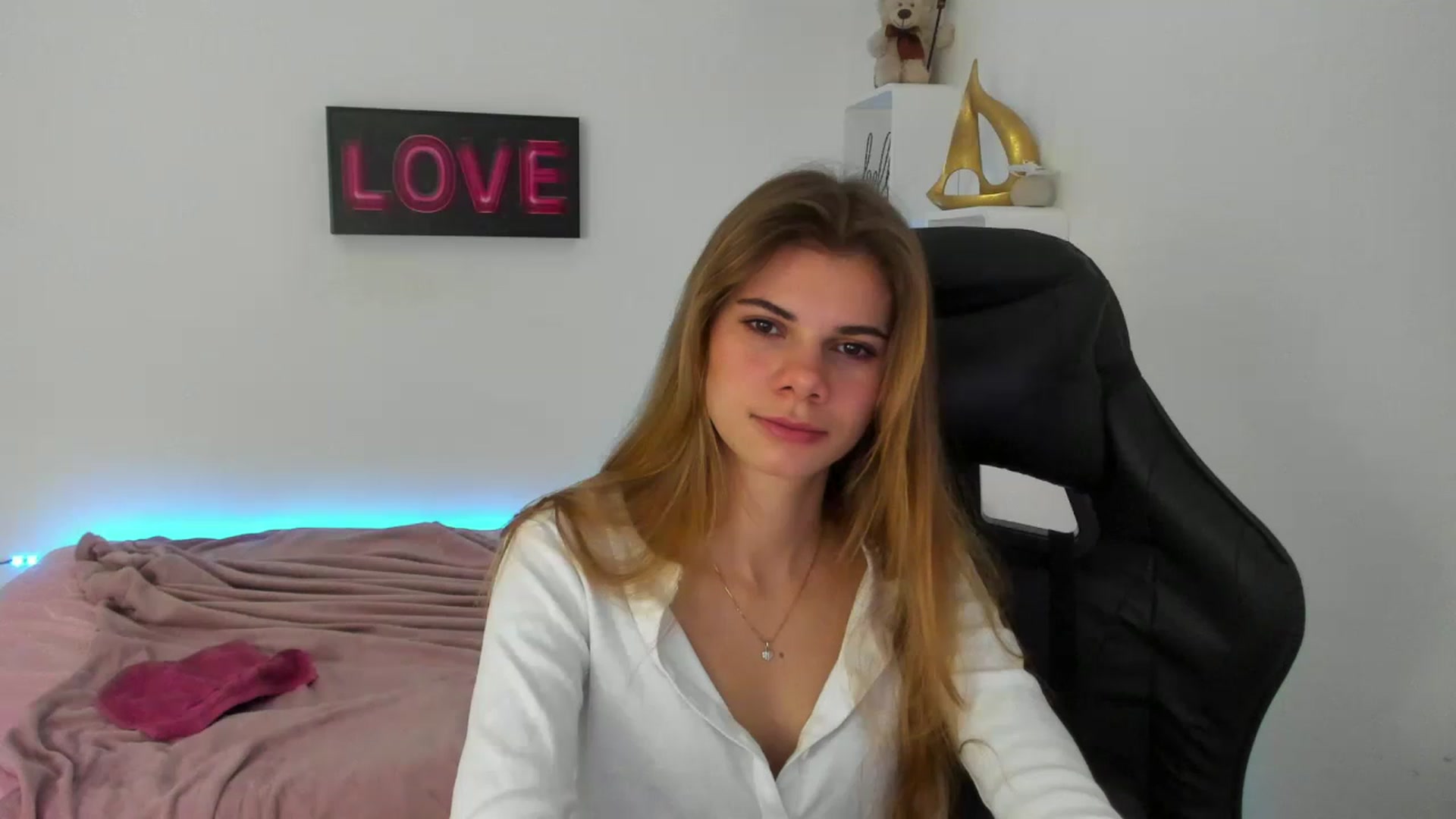 Gallery image thumbnail from RileyReid_18's myfreecams stream on, 12/31/2022, 08:48 image 17 of 20