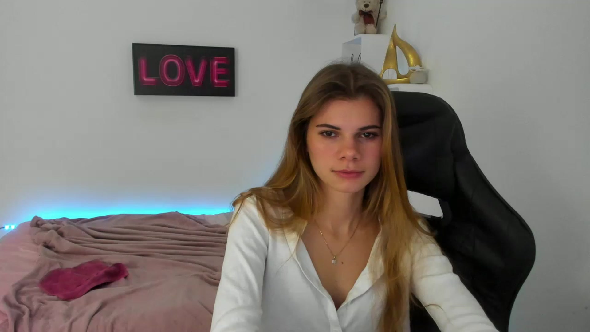 Gallery image thumbnail from RileyReid_18's myfreecams stream on, 12/31/2022, 08:48 image 15 of 20