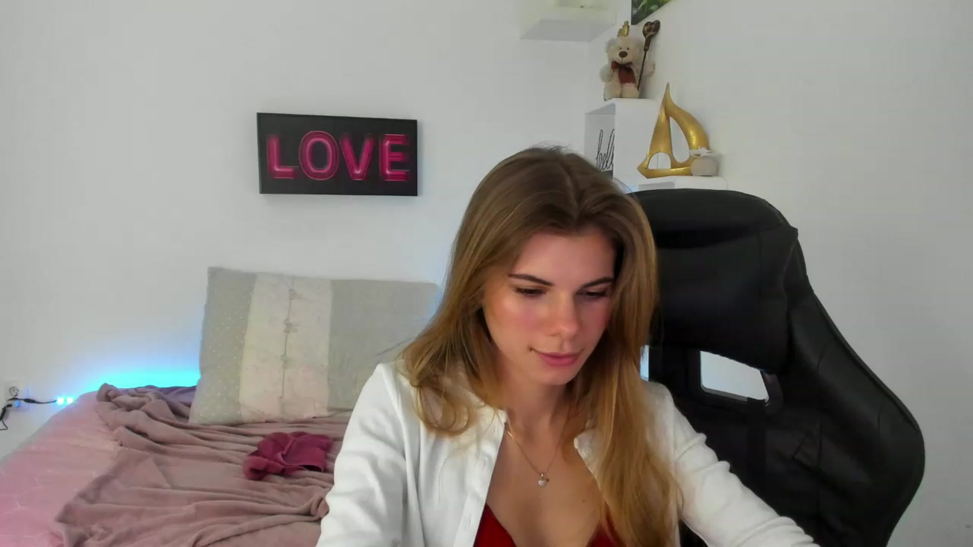 Gallery image thumbnail from RileyReid_18's myfreecams stream on, 12/31/2022, 10:23 image 6 of 20