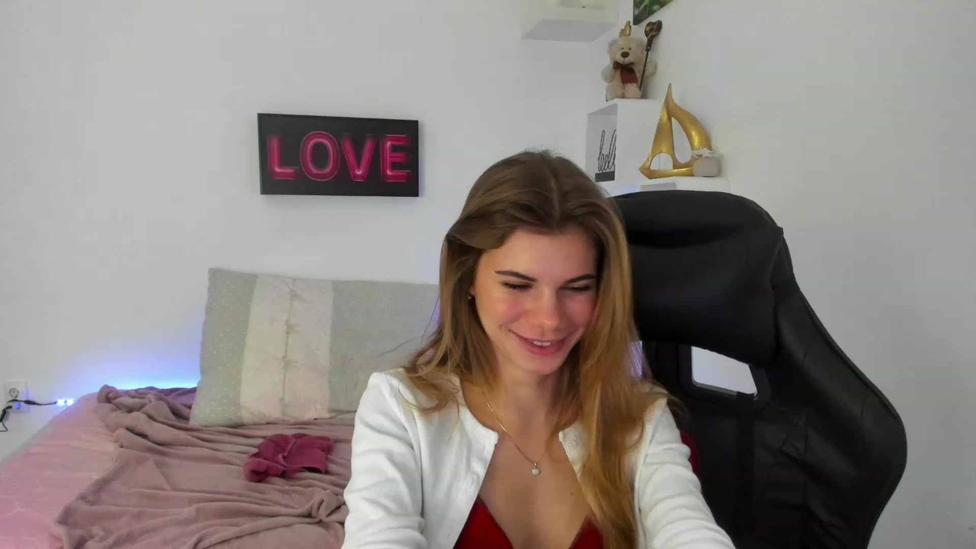 Gallery image thumbnail from RileyReid_18's myfreecams stream on, 12/31/2022, 10:23 image 9 of 20