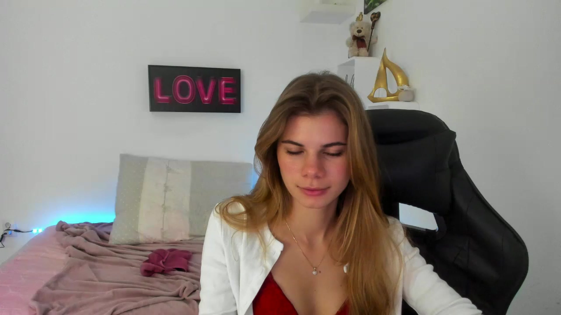 Gallery image thumbnail from RileyReid_18's myfreecams stream on, 12/31/2022, 10:23 image 2 of 20