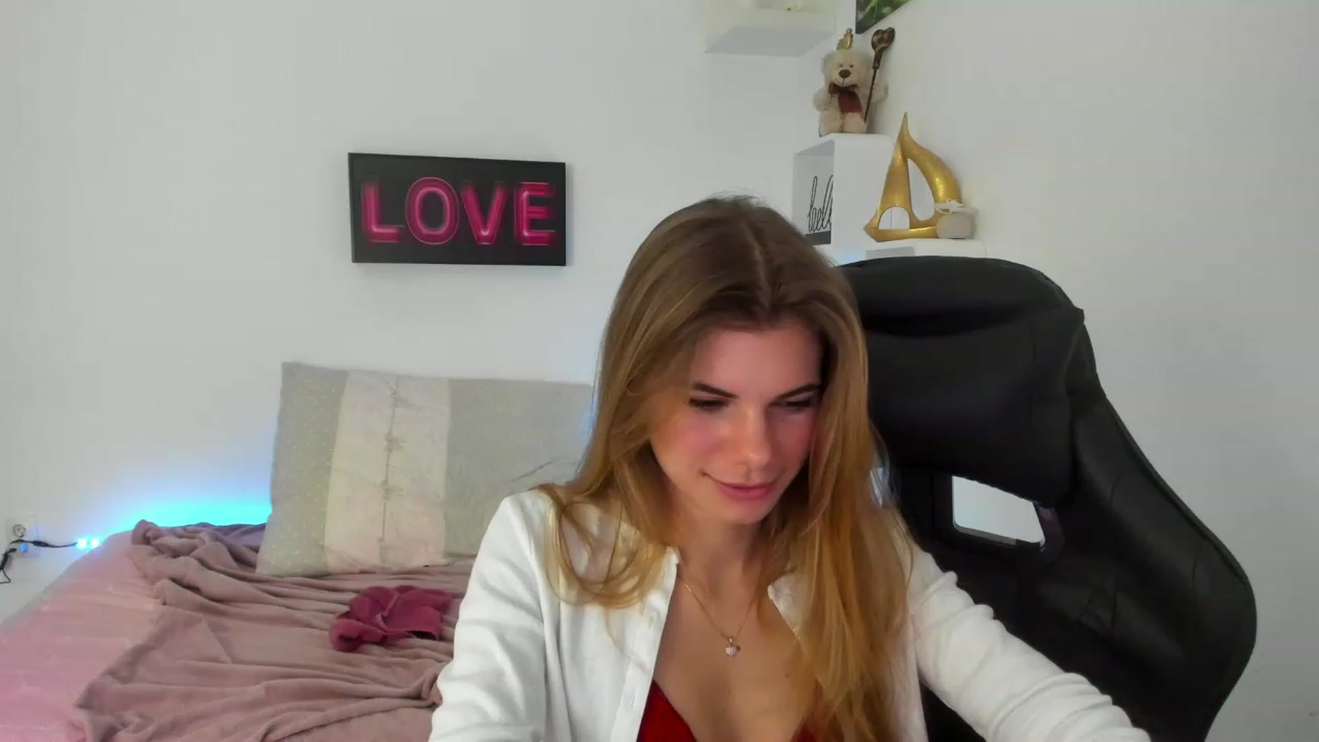 Gallery image thumbnail from RileyReid_18's myfreecams stream on, 12/31/2022, 10:23 image 5 of 20