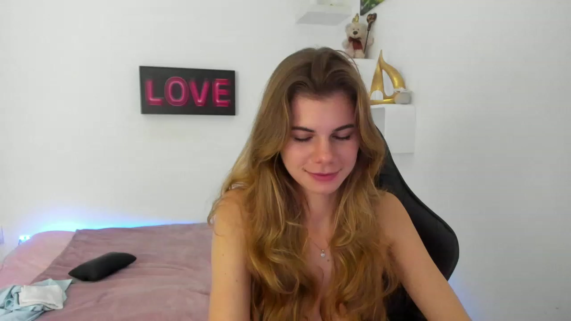 Gallery image thumbnail from RileyReid_18's myfreecams stream on, 01/01/2023, 17:00 image 12 of 20