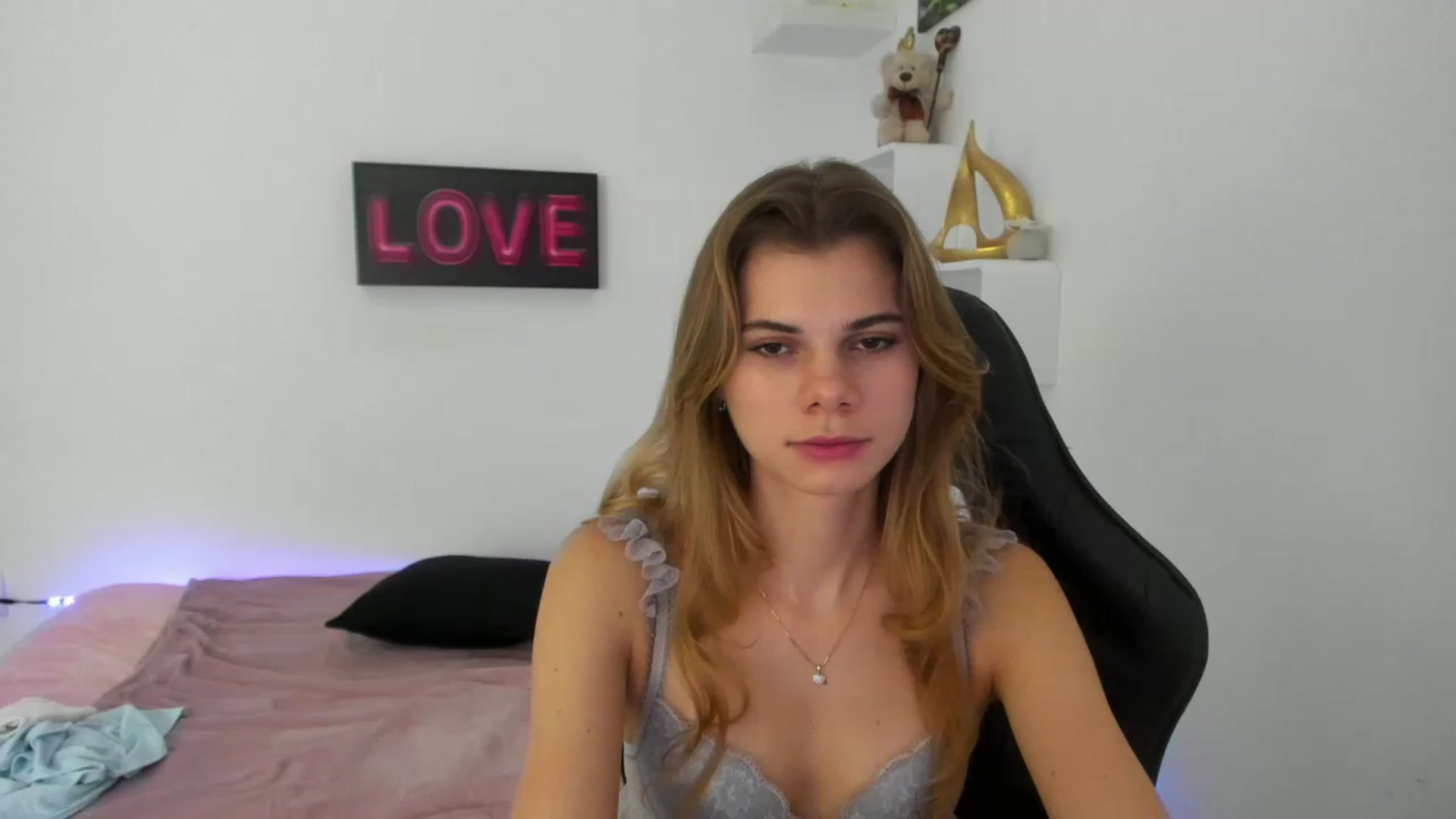 Gallery image thumbnail from RileyReid_18's myfreecams stream on, 01/01/2023, 19:10 image 3 of 20