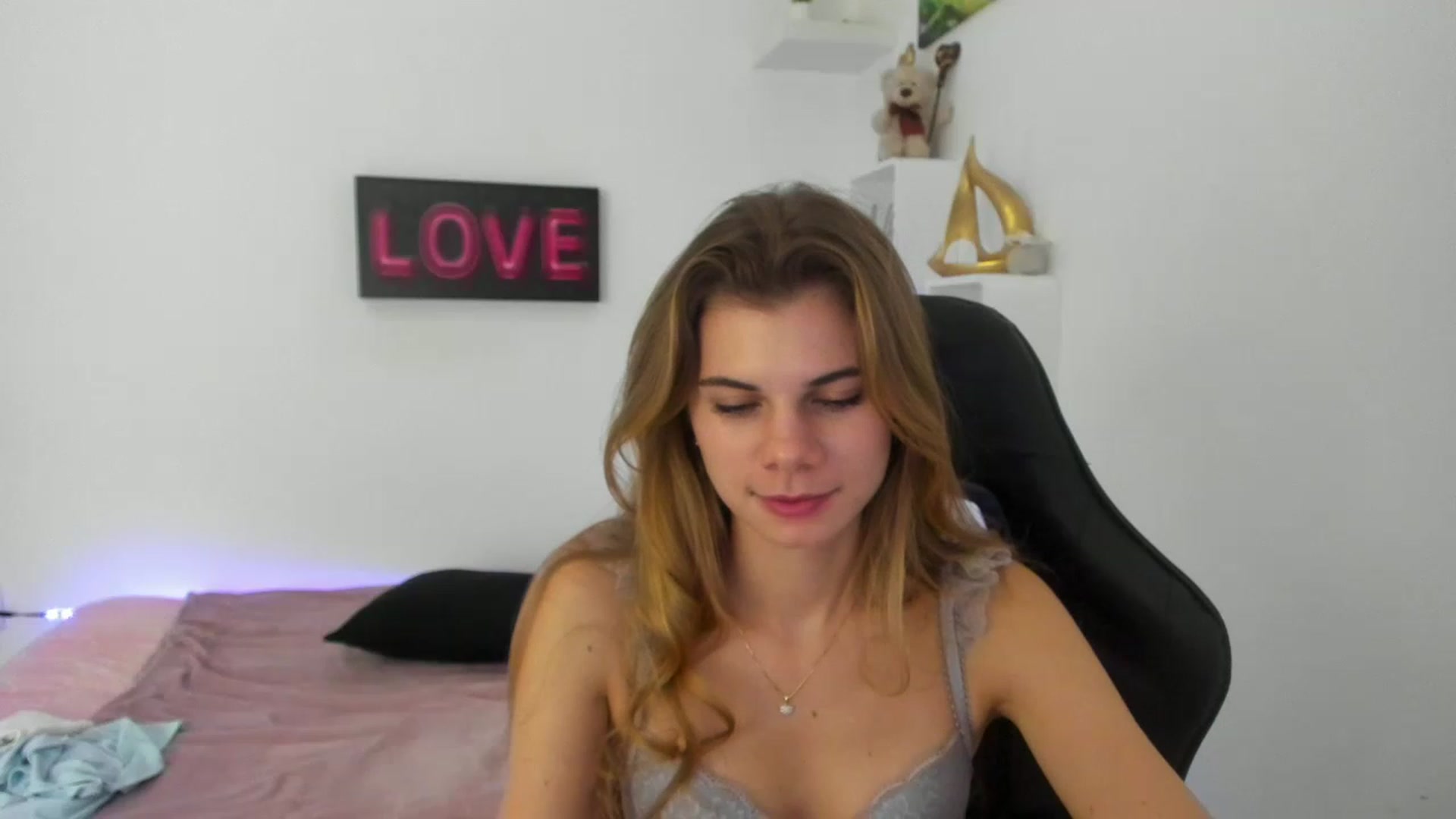 Gallery image thumbnail from RileyReid_18's myfreecams stream on, 01/01/2023, 19:10 image 9 of 20