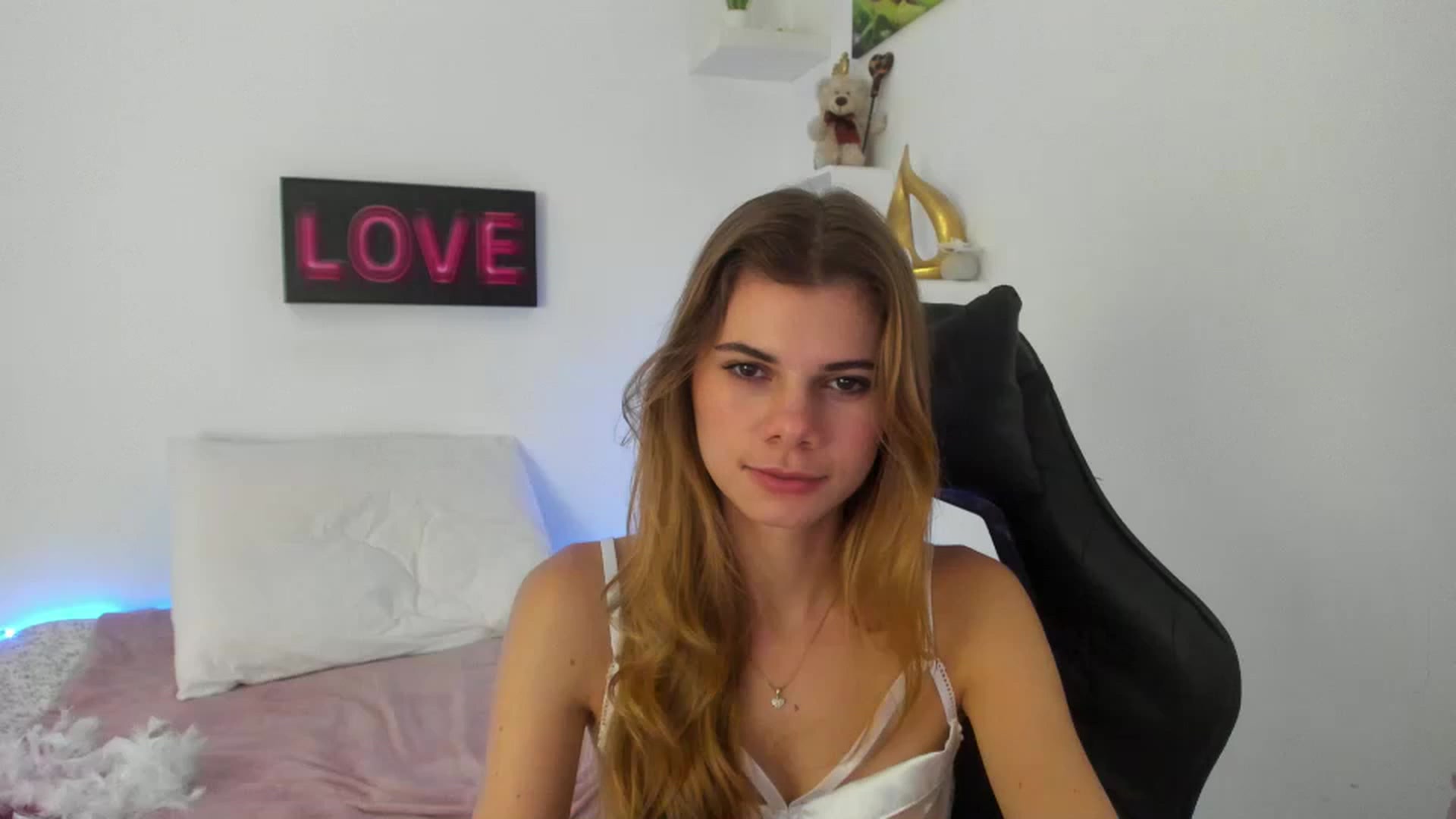 Gallery image thumbnail from RileyReid_18's myfreecams stream on, 01/02/2023, 16:00 image 4 of 20