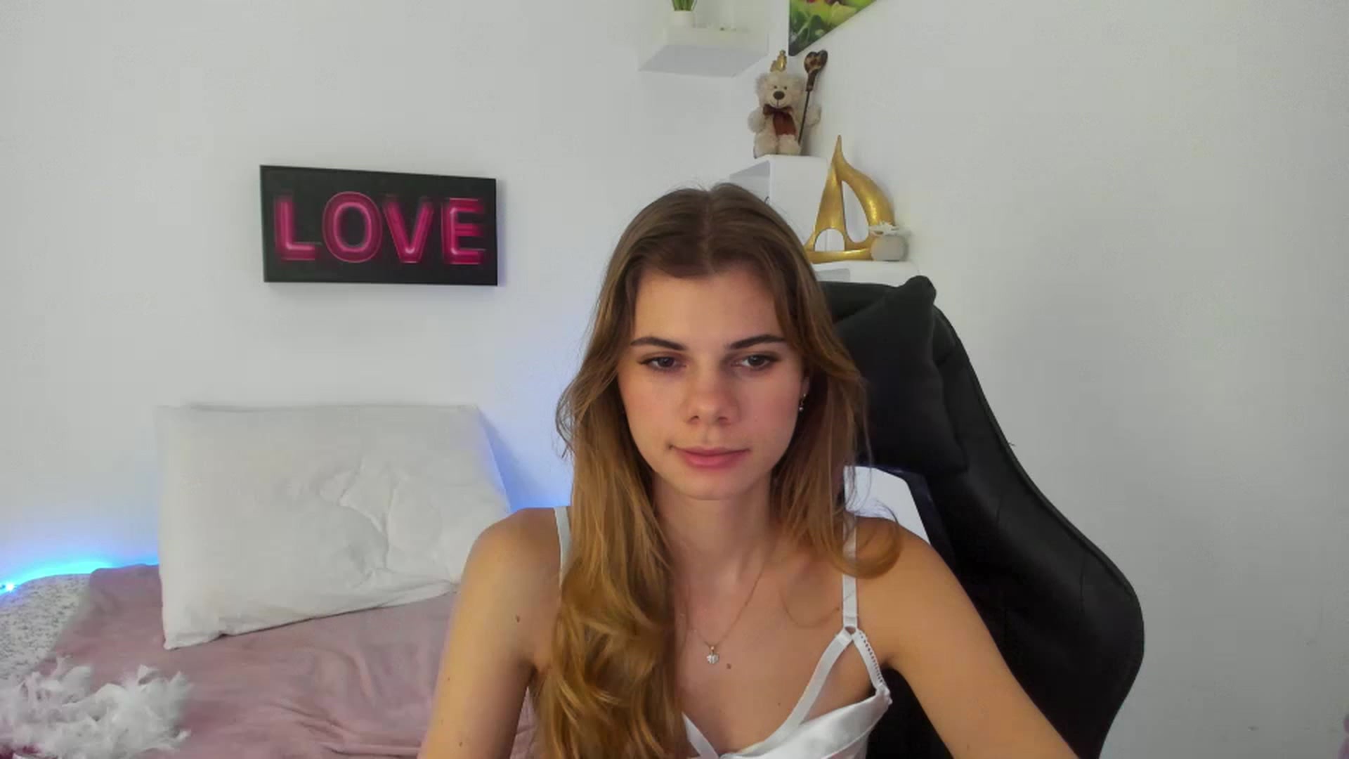 Gallery image thumbnail from RileyReid_18's myfreecams stream on, 01/02/2023, 16:00 image 10 of 20