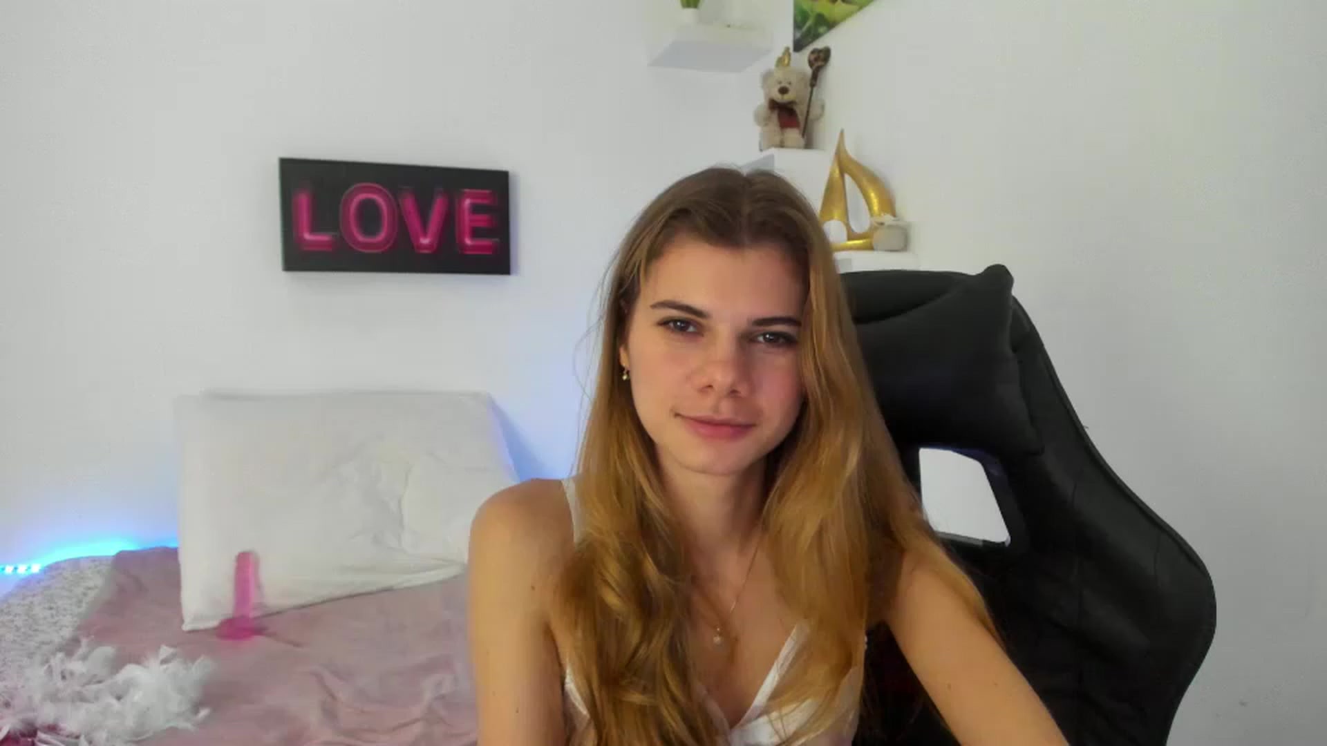 Gallery image thumbnail from RileyReid_18's myfreecams stream on, 01/02/2023, 17:03 image 1 of 20