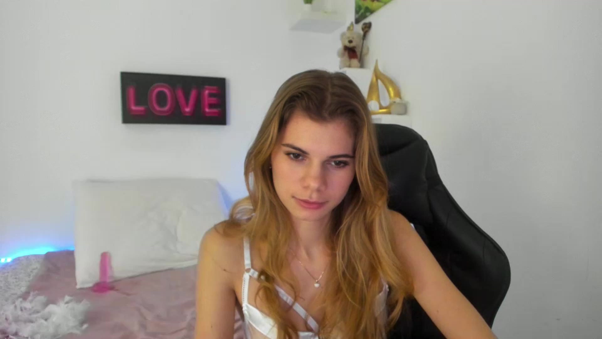 Gallery image thumbnail from RileyReid_18's myfreecams stream on, 01/02/2023, 17:57 image 8 of 20