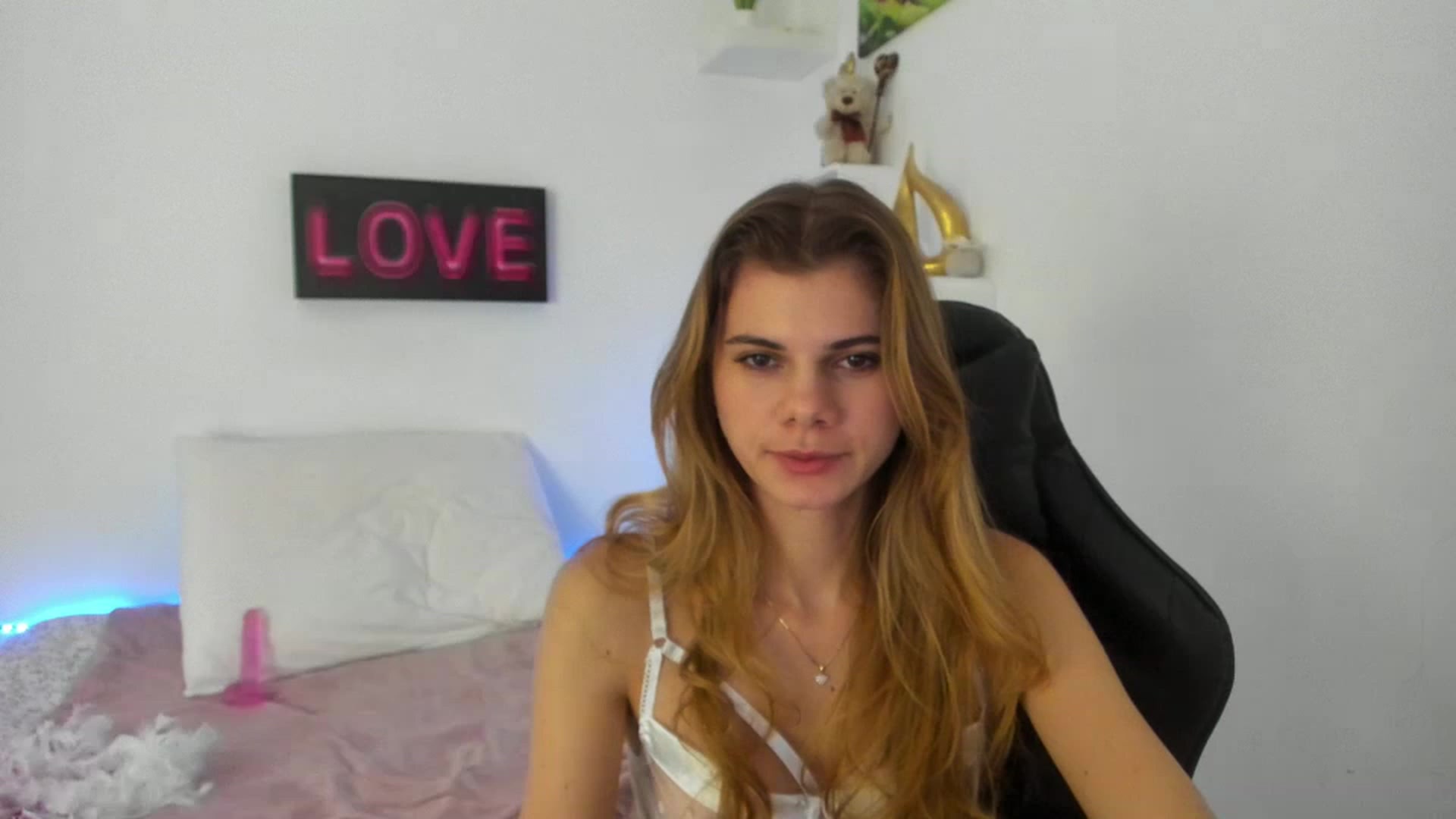Gallery image thumbnail from RileyReid_18's myfreecams stream on, 01/02/2023, 17:57 image 9 of 20