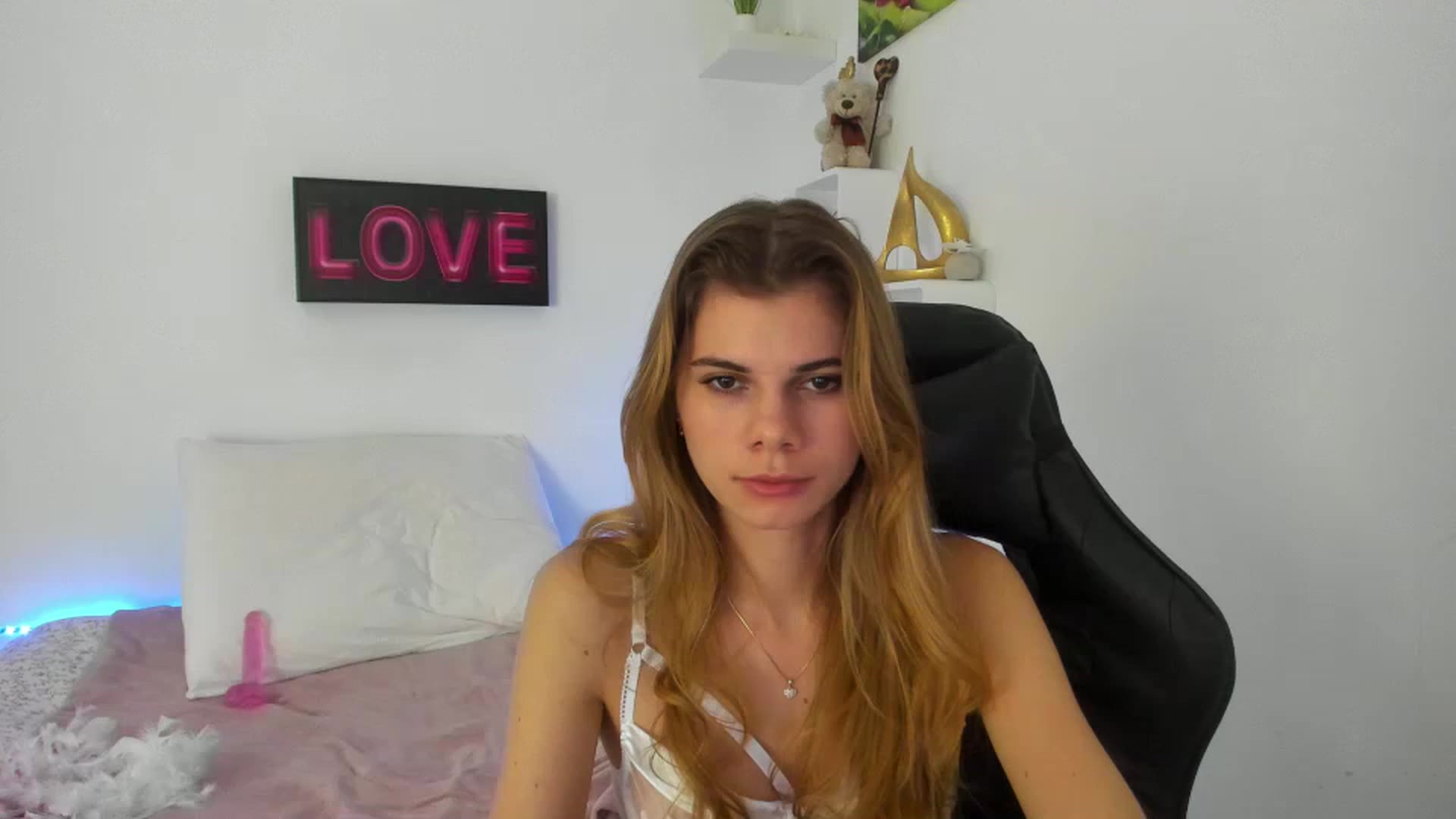 Gallery image thumbnail from RileyReid_18's myfreecams stream on, 01/02/2023, 17:57 image 17 of 20