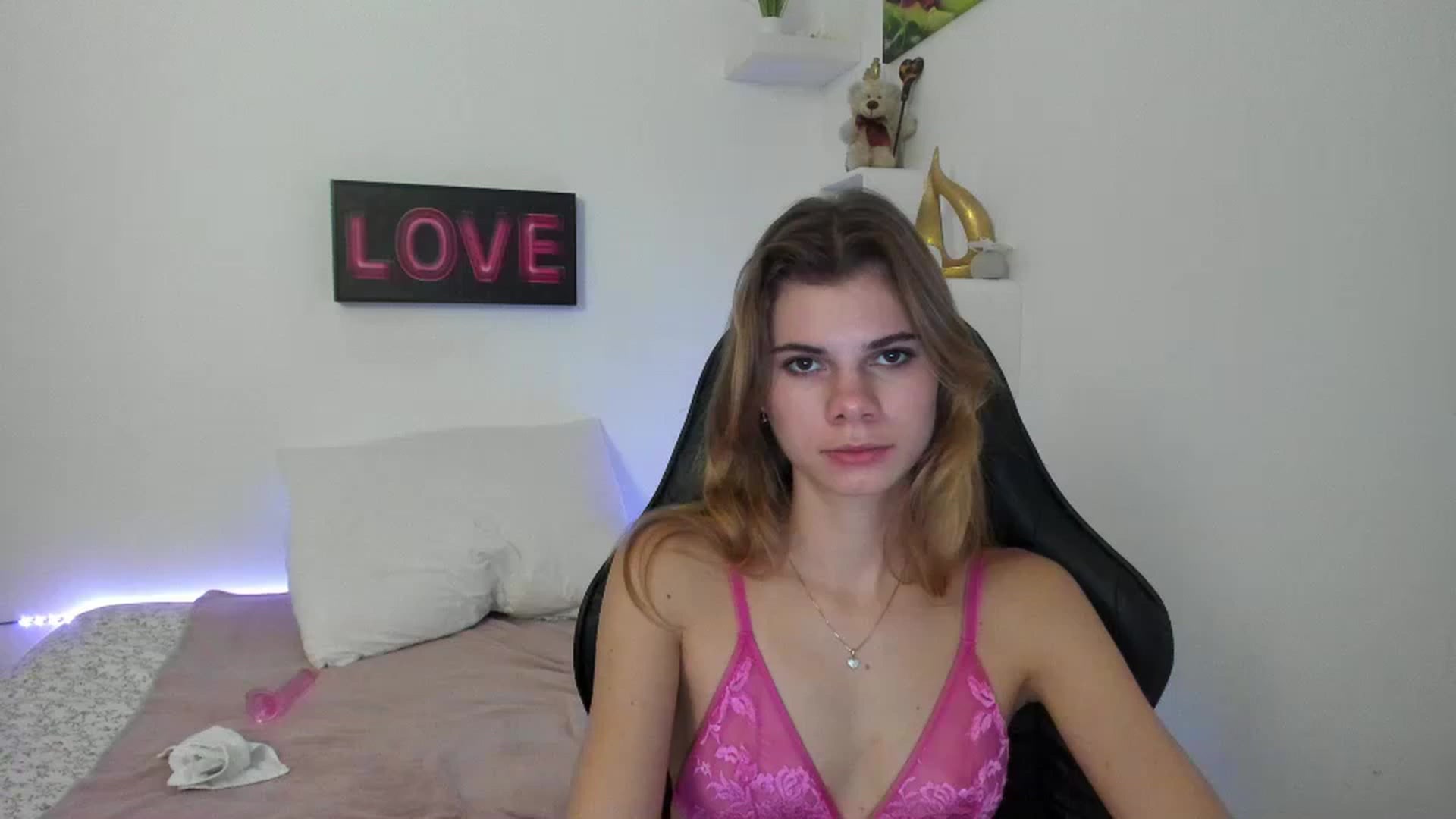 Gallery image thumbnail from RileyReid_18's myfreecams stream on, 01/03/2023, 19:00 image 17 of 20