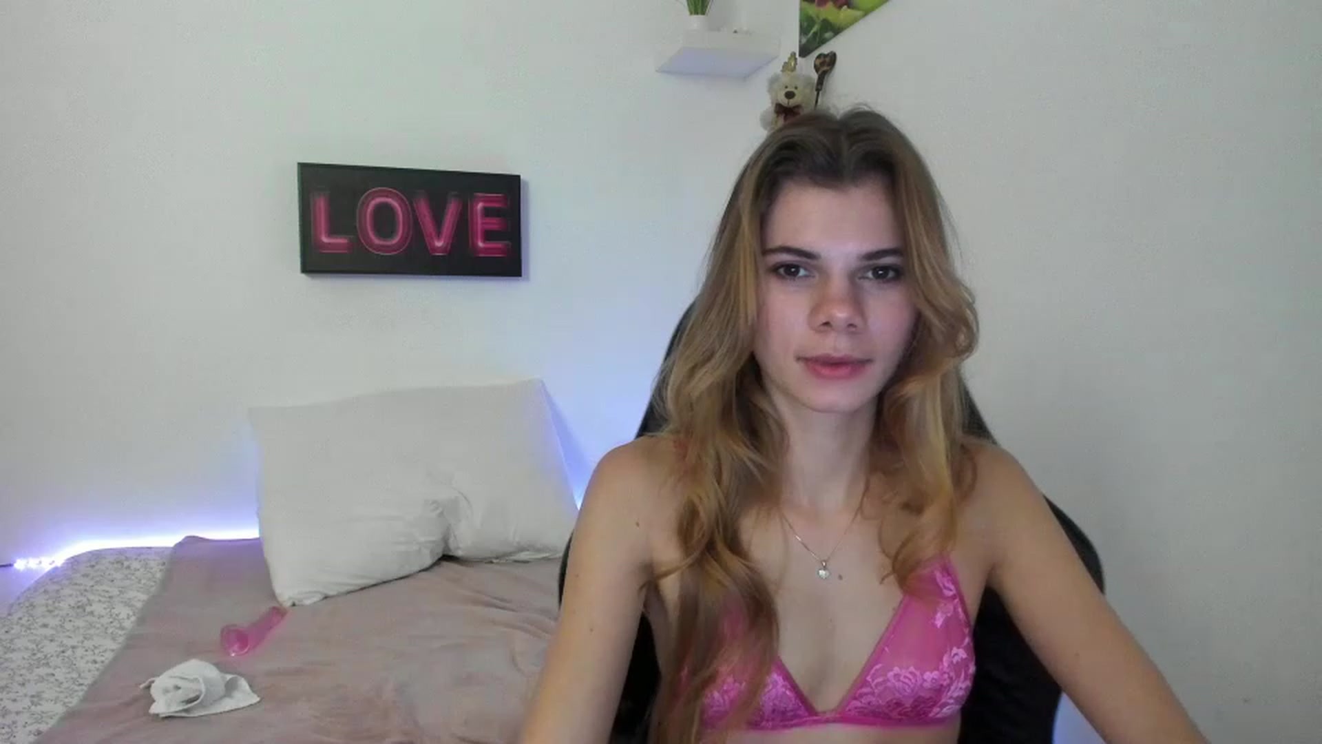 Gallery image thumbnail from RileyReid_18's myfreecams stream on, 01/03/2023, 19:00 image 14 of 20