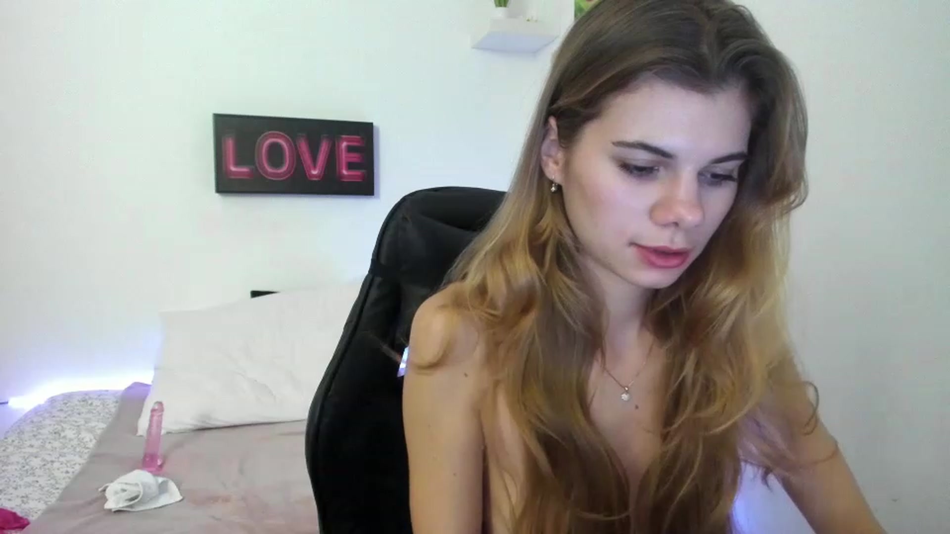 Gallery image thumbnail from RileyReid_18's myfreecams stream on, 01/03/2023, 19:00 image 3 of 20