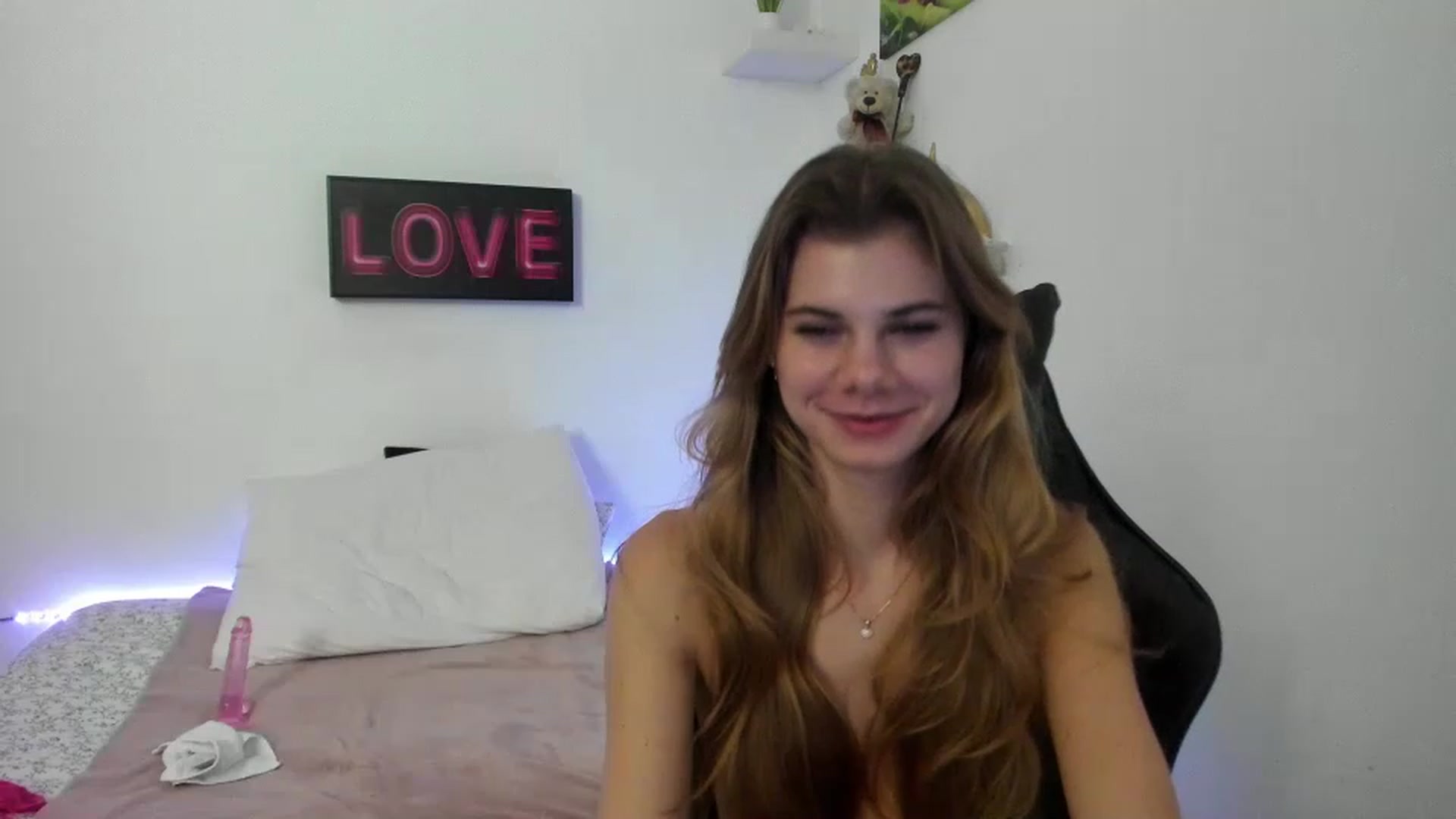 Gallery image thumbnail from RileyReid_18's myfreecams stream on, 01/03/2023, 19:00 image 4 of 20