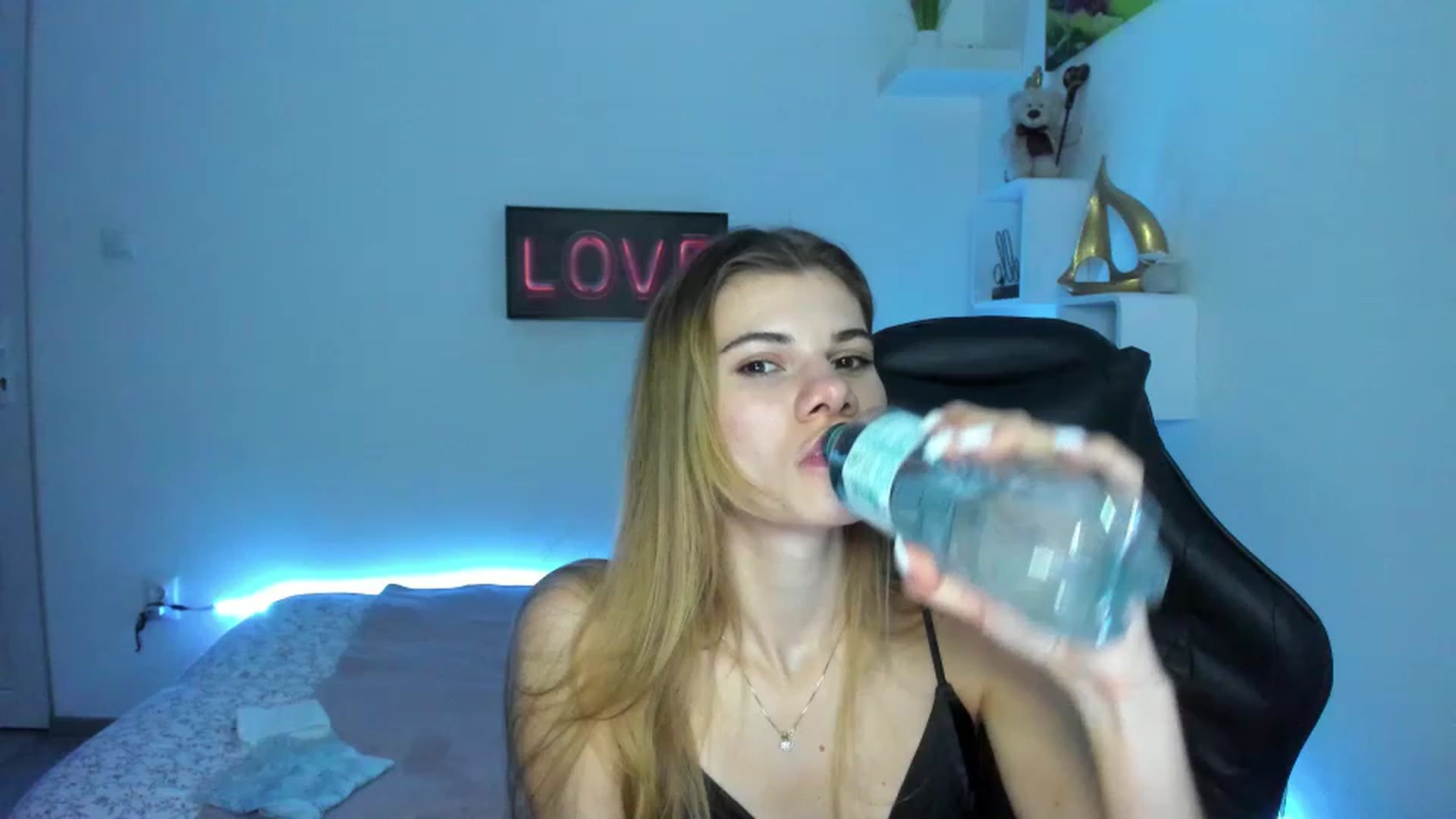 Gallery image thumbnail from RileyReid_18's myfreecams stream on, 01/04/2023, 15:32 image 8 of 20