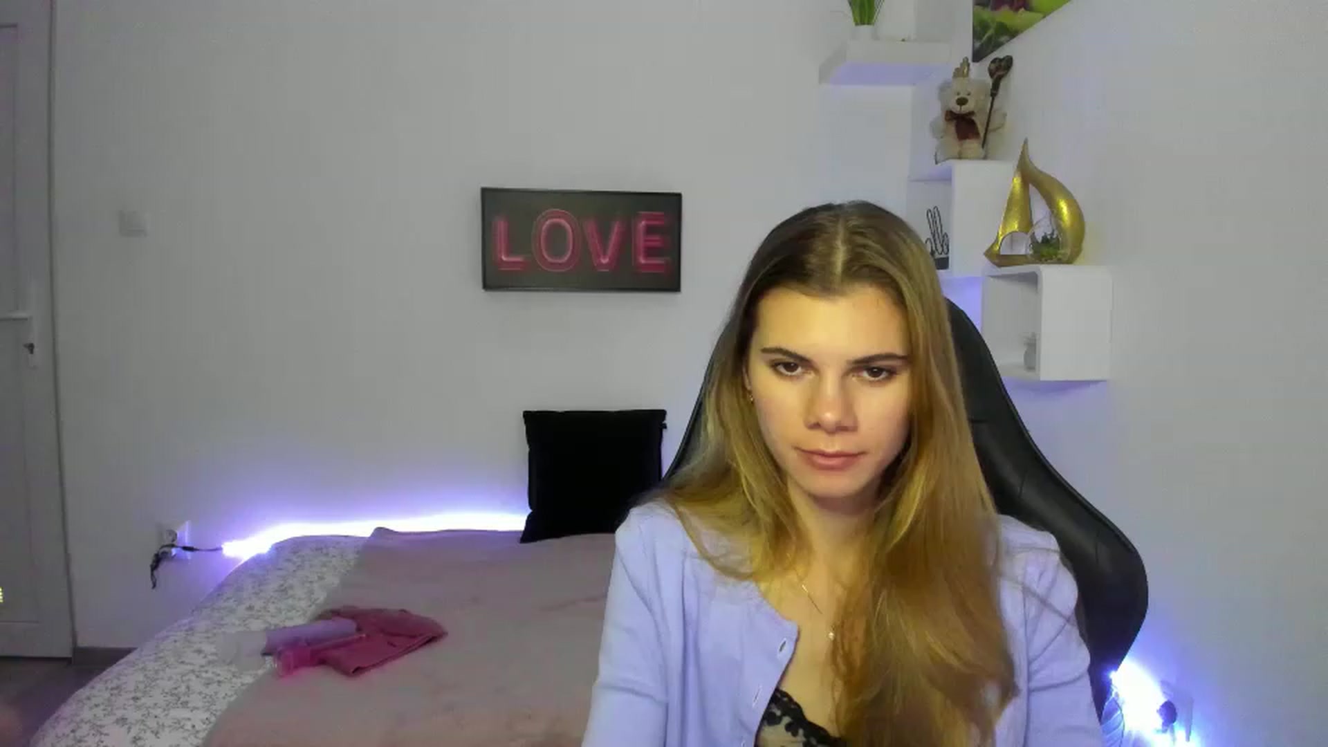 Gallery image thumbnail from RileyReid_18's myfreecams stream on, 01/05/2023, 14:50 image 3 of 20