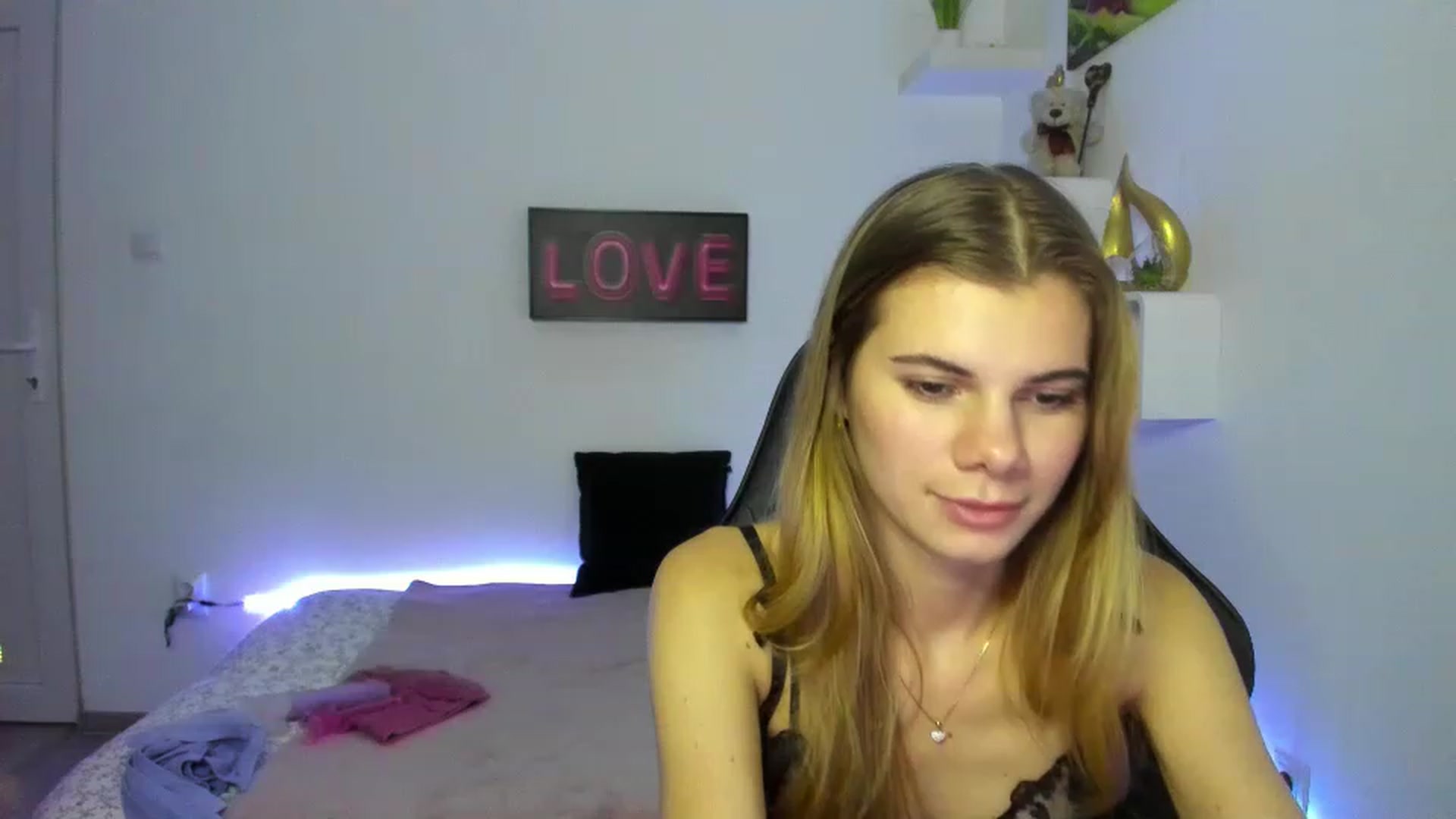 Gallery image thumbnail from RileyReid_18's myfreecams stream on, 01/05/2023, 14:50 image 14 of 20