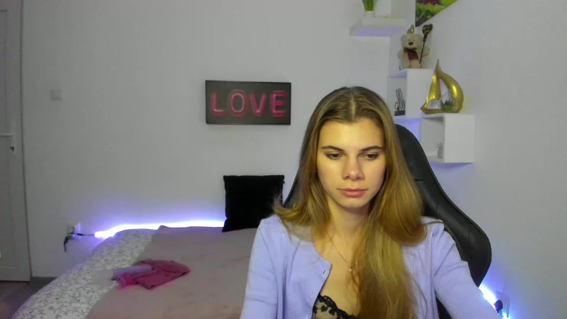 Gallery image thumbnail from RileyReid_18's myfreecams stream on, 01/05/2023, 14:50 image 2 of 20