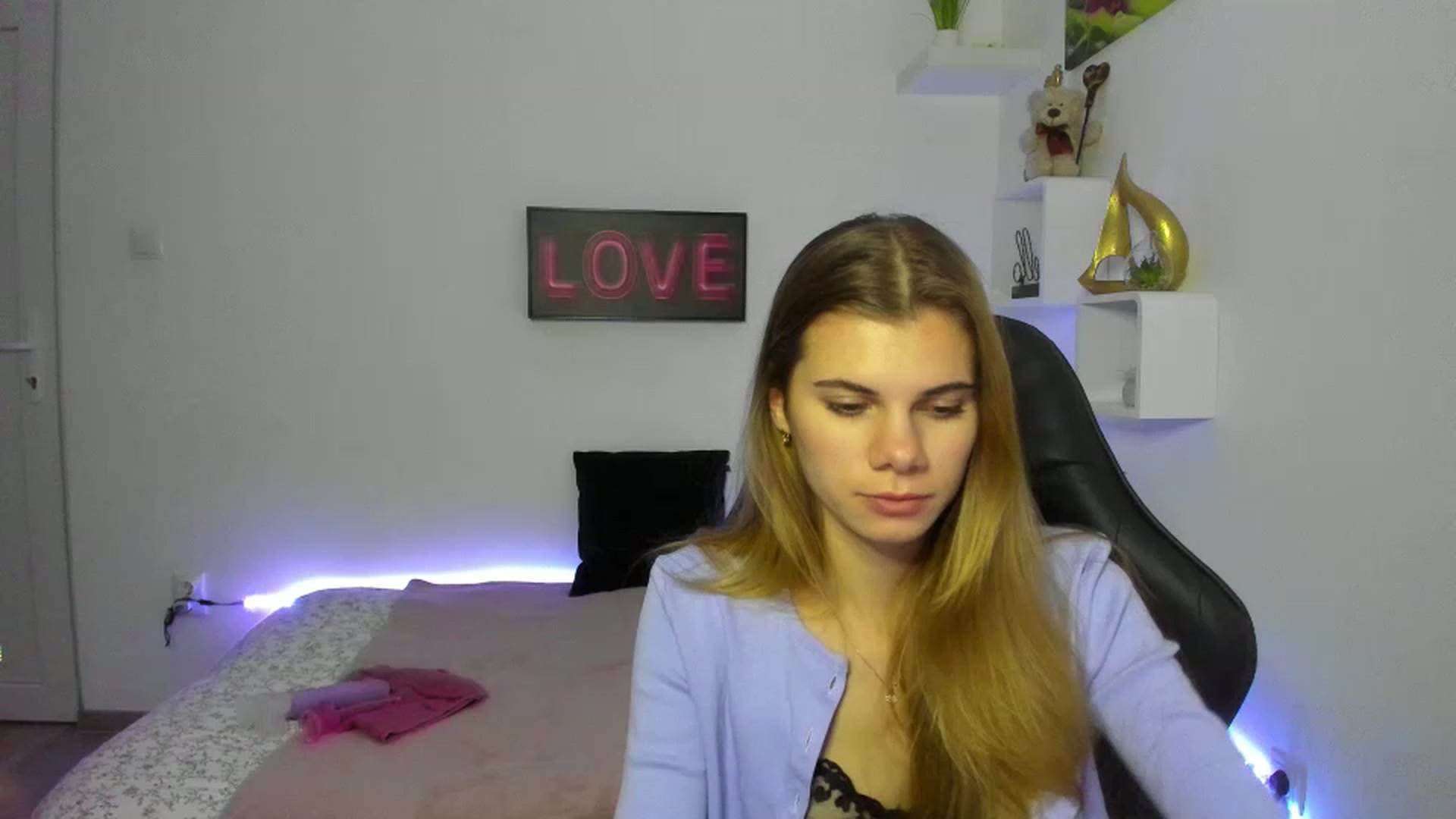 Gallery image thumbnail from RileyReid_18's myfreecams stream on, 01/05/2023, 14:50 image 1 of 20