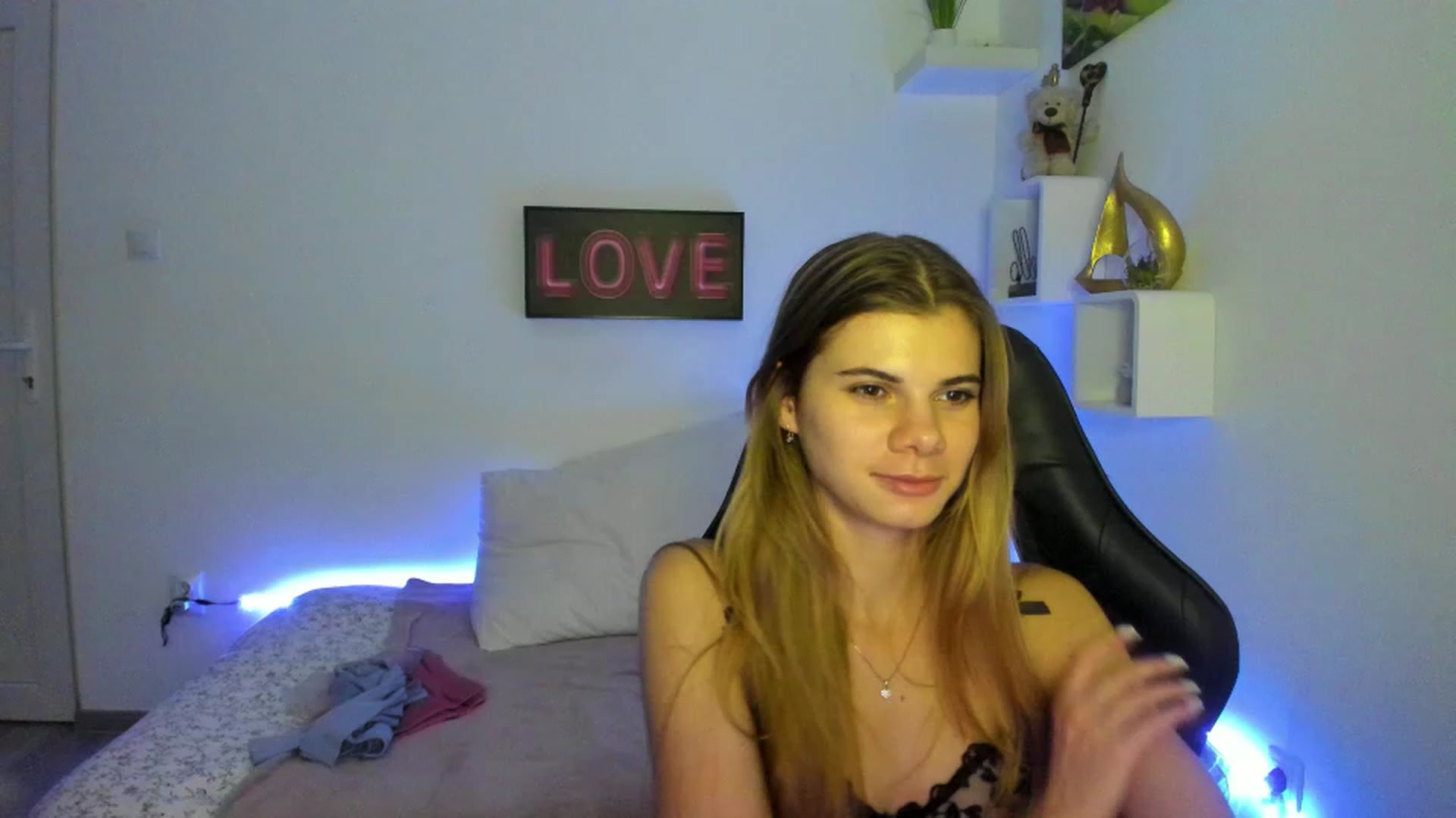 Gallery image thumbnail from RileyReid_18's myfreecams stream on, 01/05/2023, 19:03 image 3 of 20