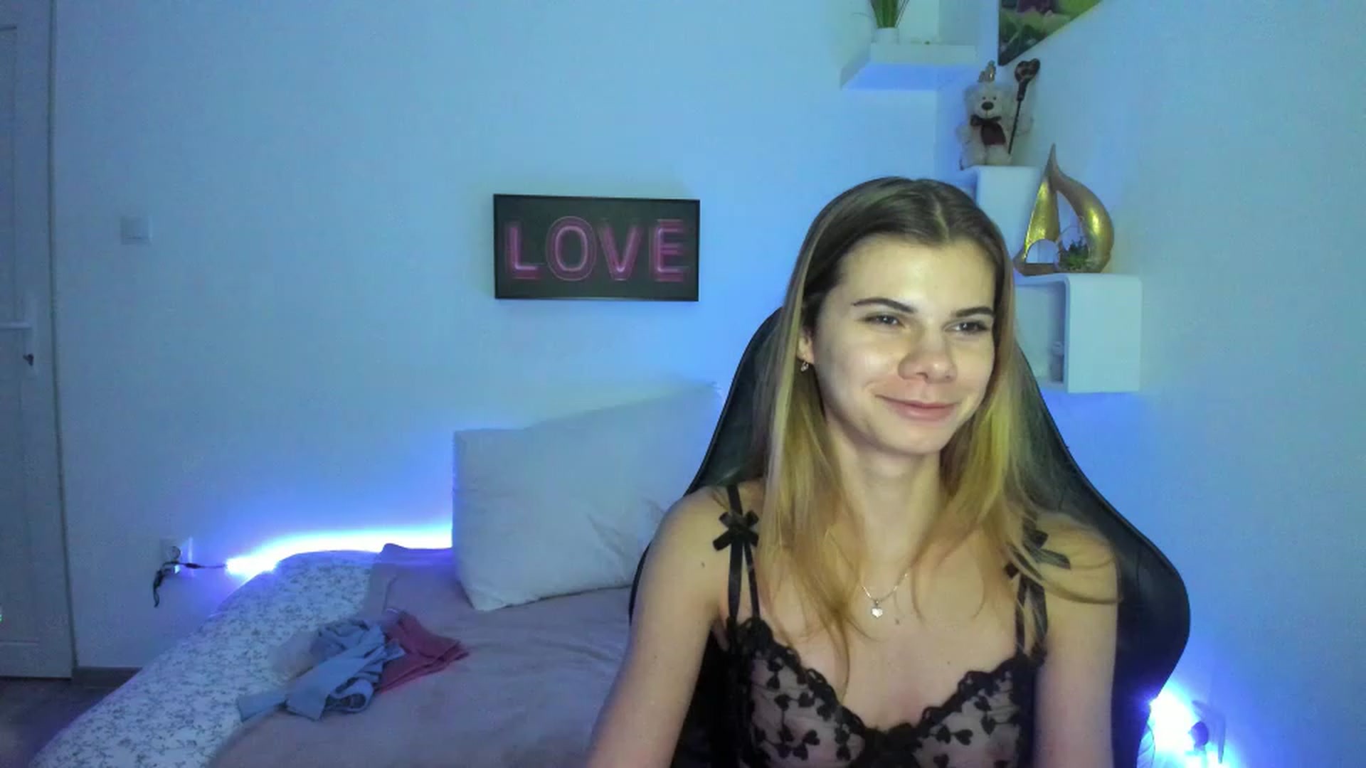 Gallery image thumbnail from RileyReid_18's myfreecams stream on, 01/05/2023, 19:03 image 14 of 20