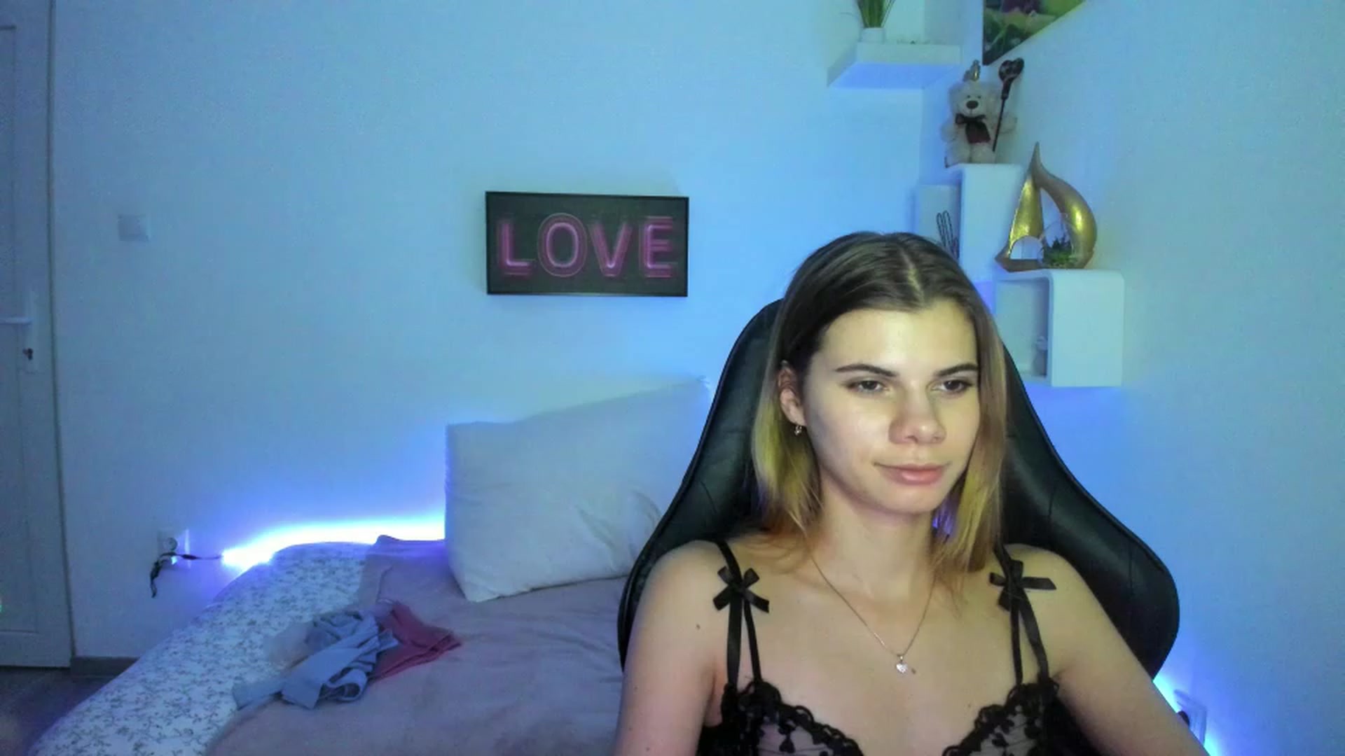 Gallery image thumbnail from RileyReid_18's myfreecams stream on, 01/05/2023, 19:03 image 10 of 20