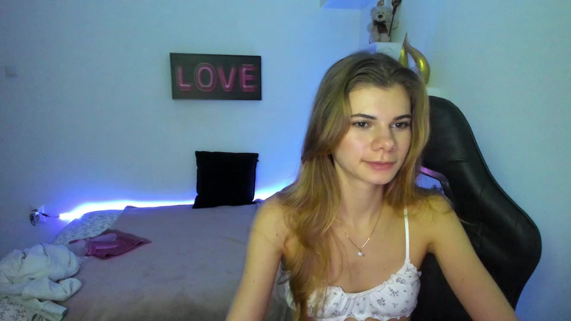 Gallery image thumbnail from RileyReid_18's myfreecams stream on, 01/06/2023, 15:28 image 6 of 20