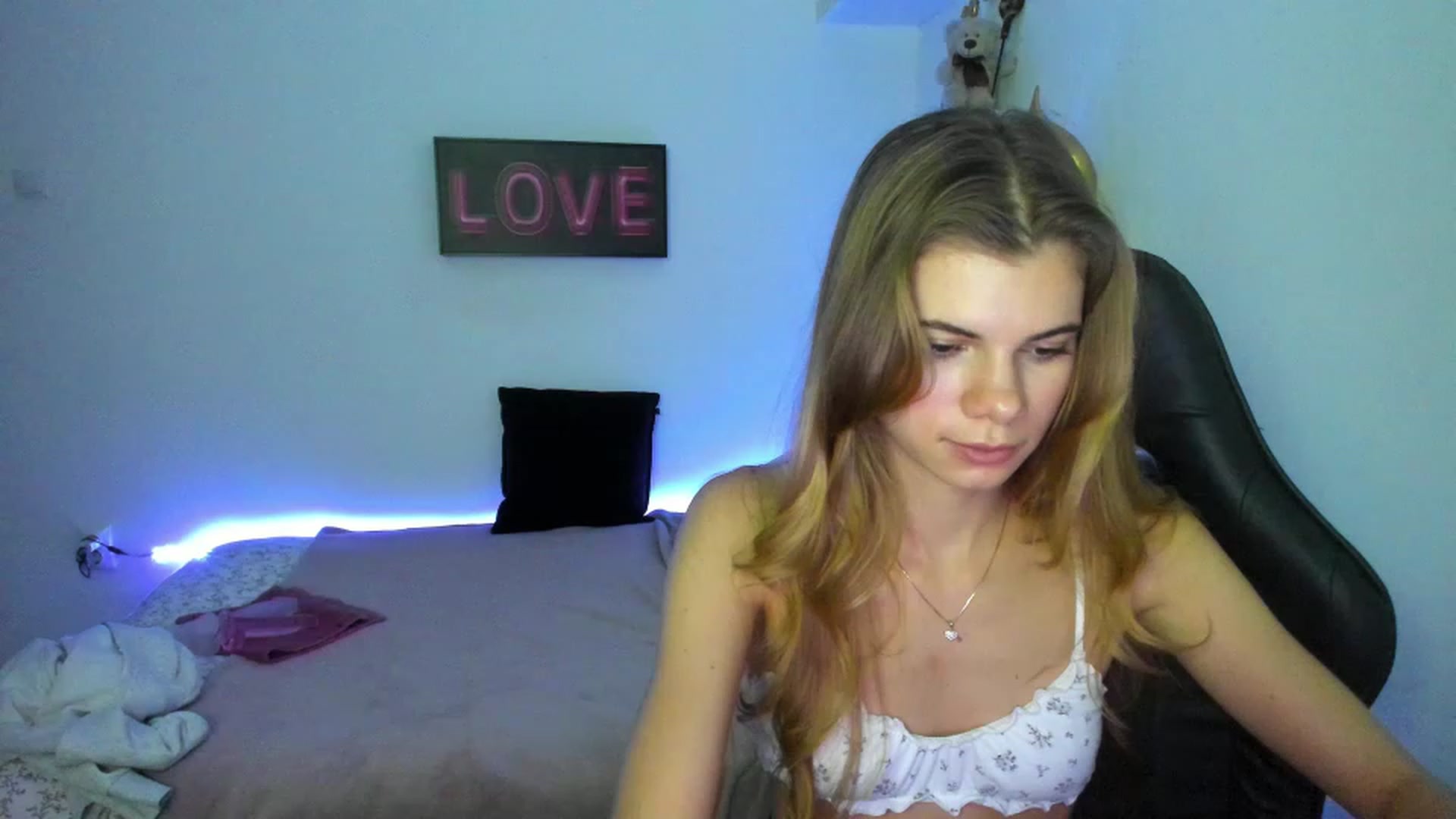Gallery image thumbnail from RileyReid_18's myfreecams stream on, 01/06/2023, 15:28 image 2 of 20