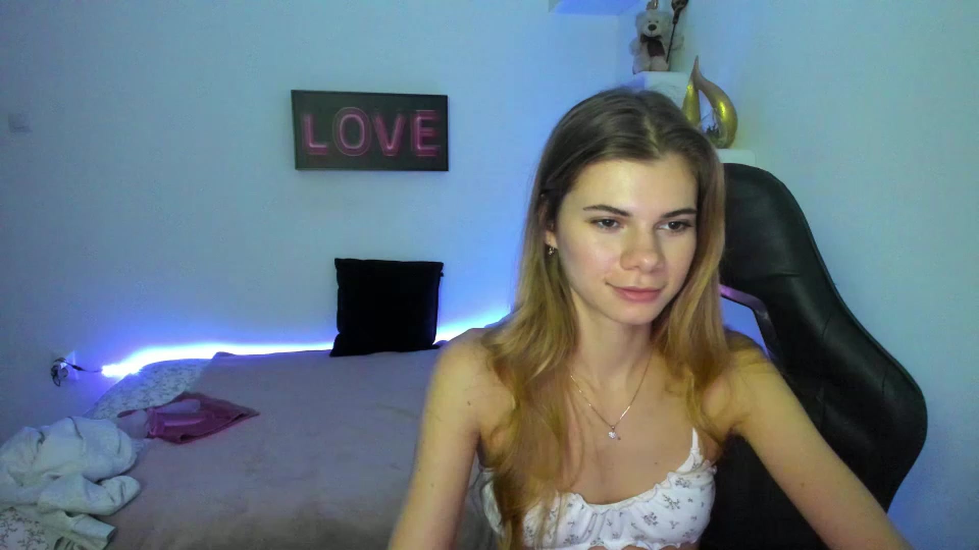 Gallery image thumbnail from RileyReid_18's myfreecams stream on, 01/06/2023, 15:28 image 8 of 20