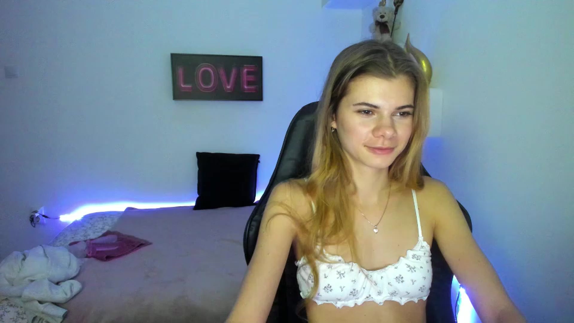 Gallery image thumbnail from RileyReid_18's myfreecams stream on, 01/06/2023, 15:28 image 16 of 20