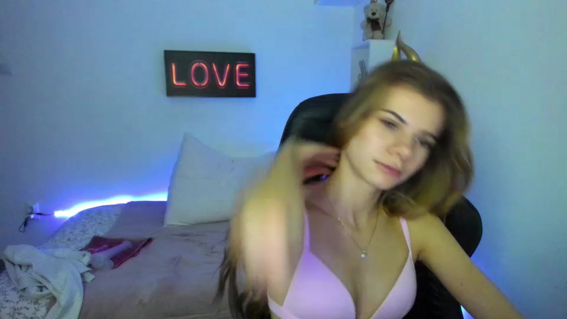 Gallery image thumbnail from RileyReid_18's myfreecams stream on, 01/08/2023, 16:19 image 14 of 20