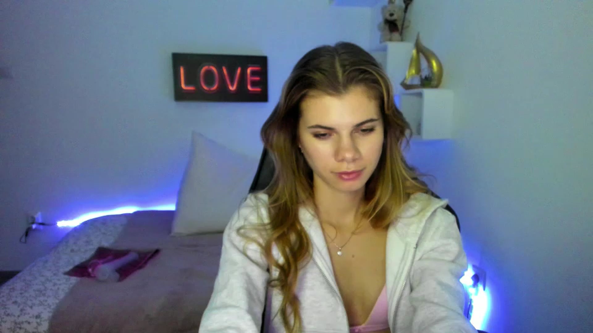 Gallery image thumbnail from RileyReid_18's myfreecams stream on, 01/08/2023, 17:00 image 5 of 20