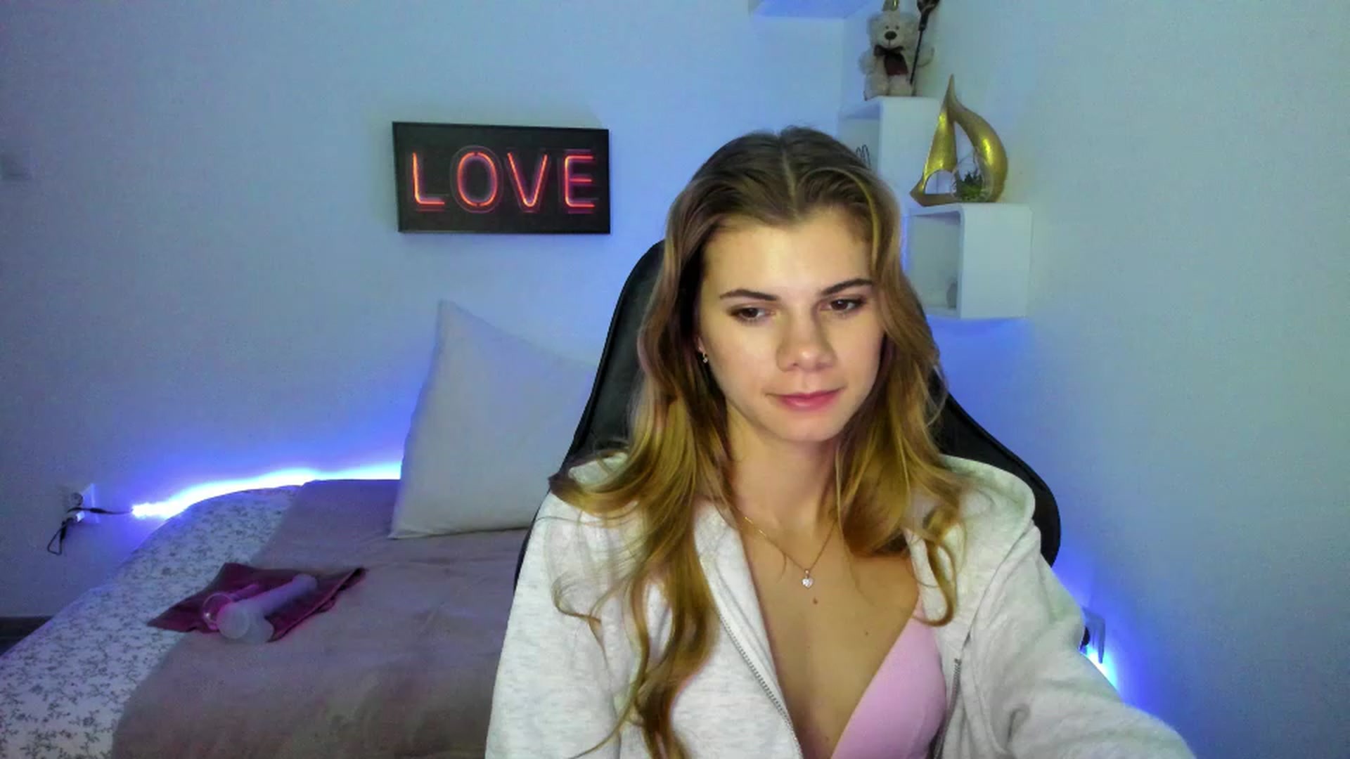 Gallery image thumbnail from RileyReid_18's myfreecams stream on, 01/08/2023, 17:00 image 16 of 20