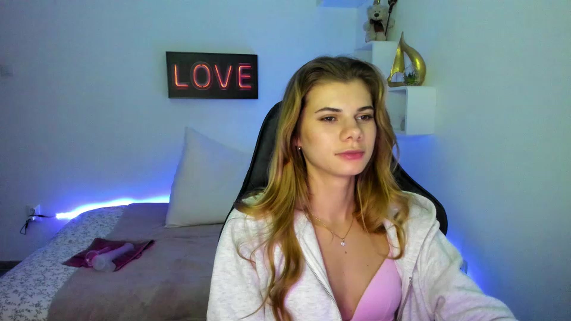 Gallery image thumbnail from RileyReid_18's myfreecams stream on, 01/08/2023, 17:00 image 15 of 20