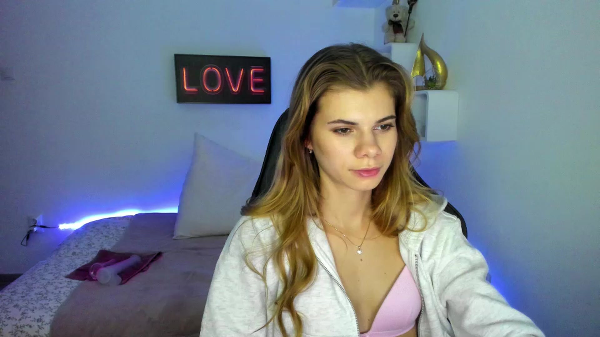Gallery image thumbnail from RileyReid_18's myfreecams stream on, 01/08/2023, 17:00 image 10 of 20
