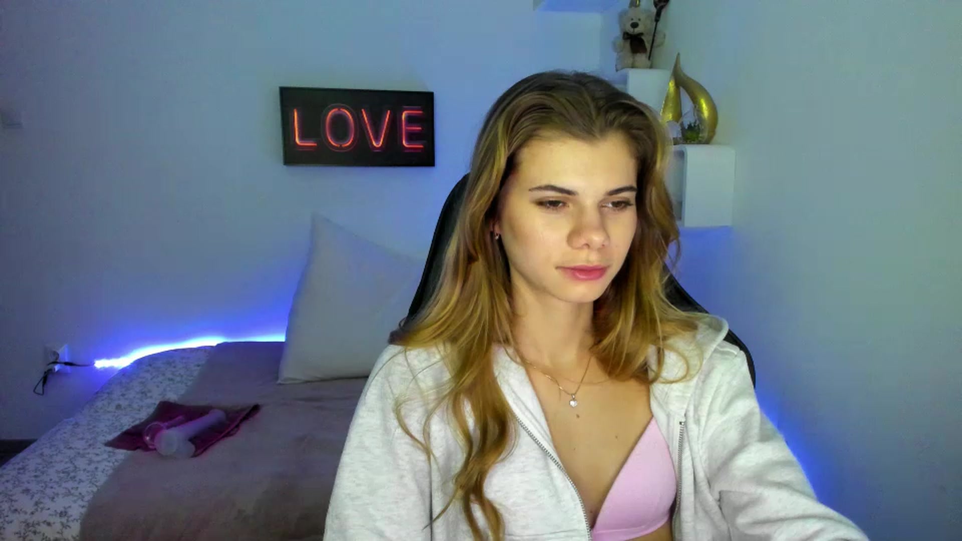 Gallery image thumbnail from RileyReid_18's myfreecams stream on, 01/08/2023, 17:00 image 11 of 20