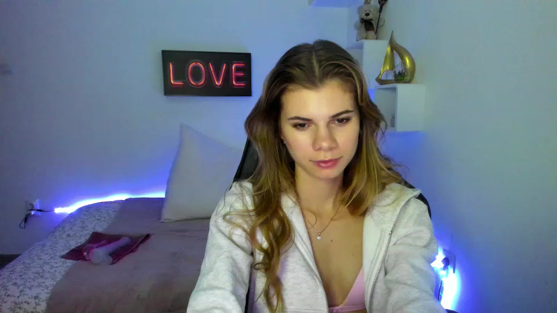 Gallery image thumbnail from RileyReid_18's myfreecams stream on, 01/08/2023, 17:00 image 6 of 20