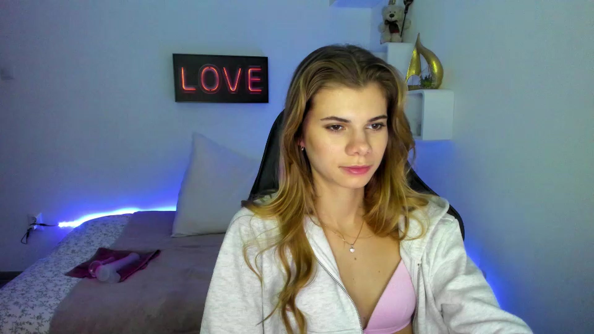 Gallery image thumbnail from RileyReid_18's myfreecams stream on, 01/08/2023, 17:00 image 12 of 20