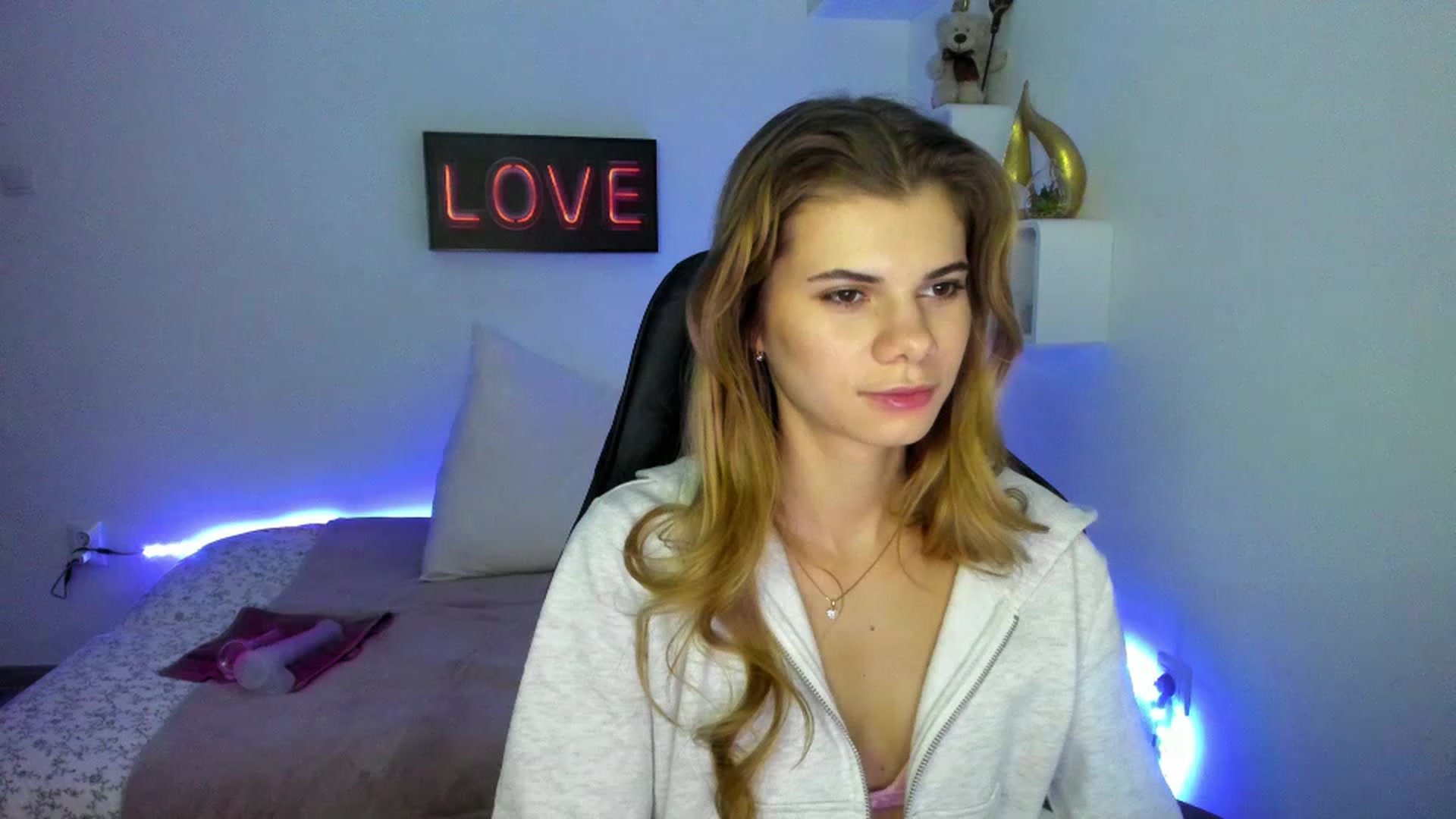 Gallery image thumbnail from RileyReid_18's myfreecams stream on, 01/08/2023, 17:00 image 2 of 20