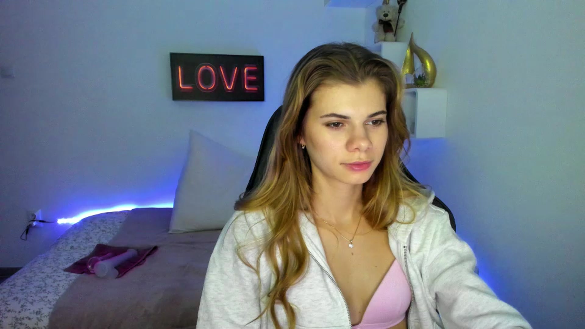 Gallery image thumbnail from RileyReid_18's myfreecams stream on, 01/08/2023, 17:00 image 9 of 20