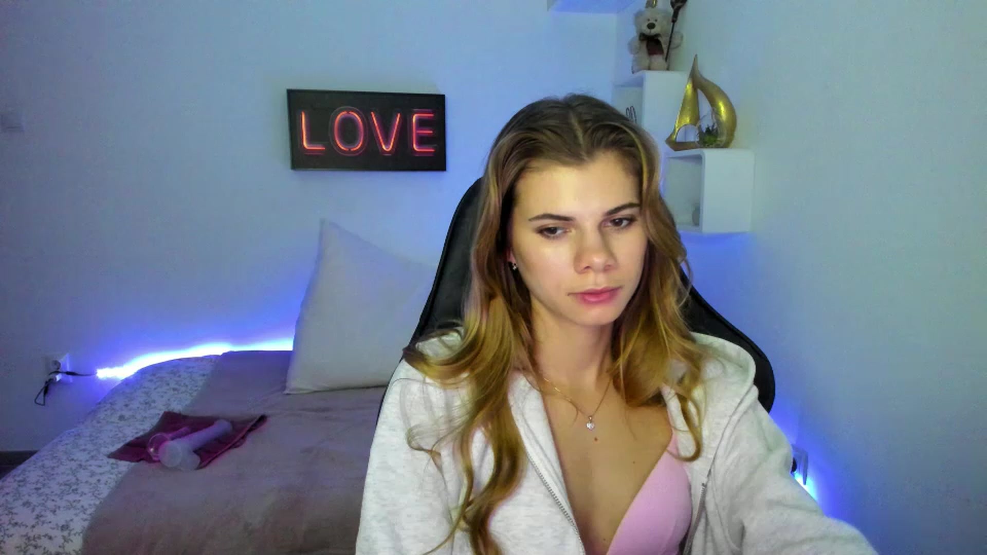 Gallery image thumbnail from RileyReid_18's myfreecams stream on, 01/08/2023, 17:00 image 17 of 20