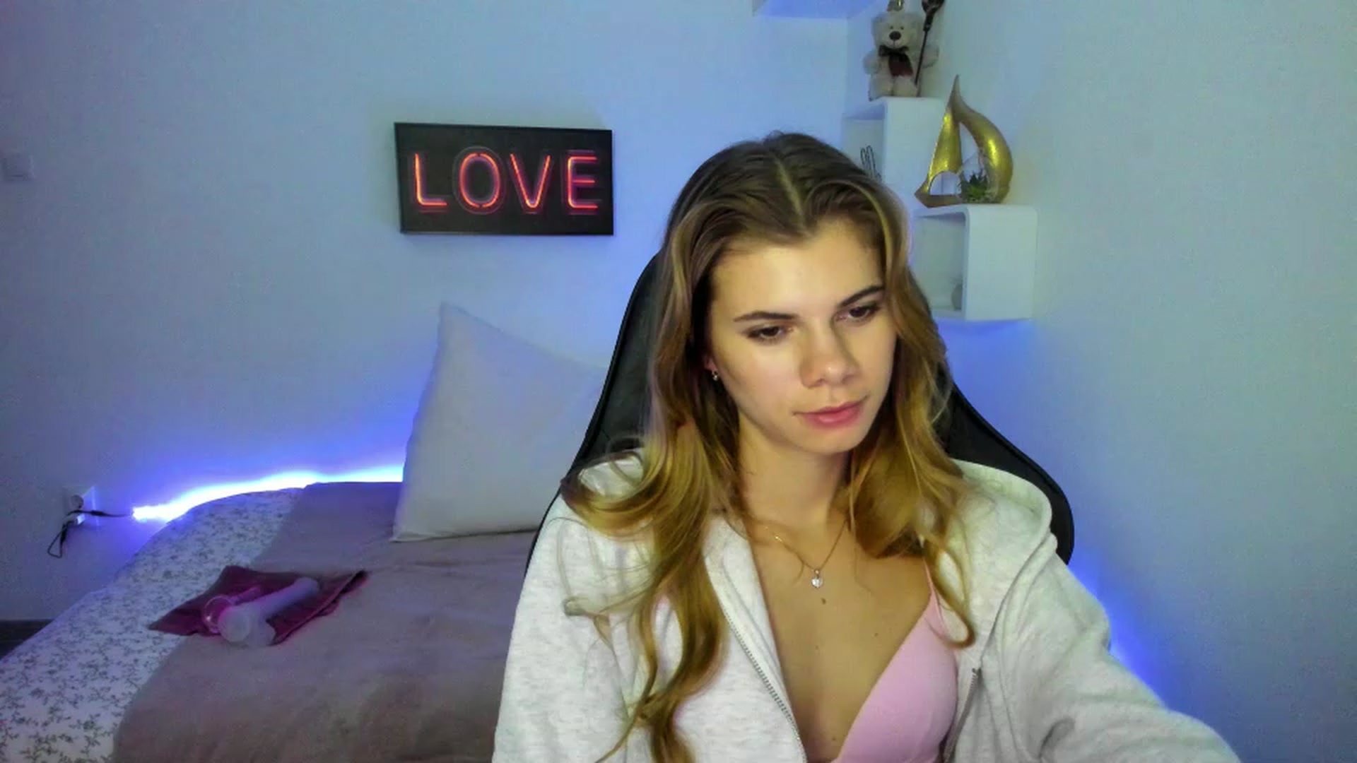 Gallery image thumbnail from RileyReid_18's myfreecams stream on, 01/08/2023, 17:00 image 18 of 20