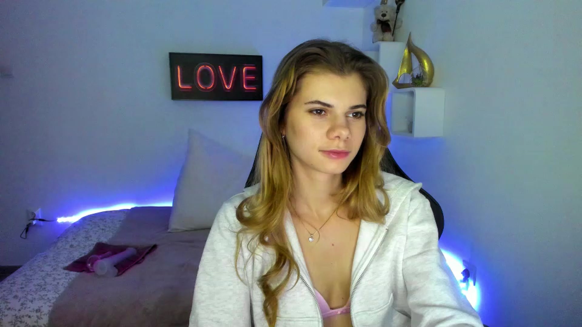 Gallery image thumbnail from RileyReid_18's myfreecams stream on, 01/08/2023, 17:00 image 1 of 20