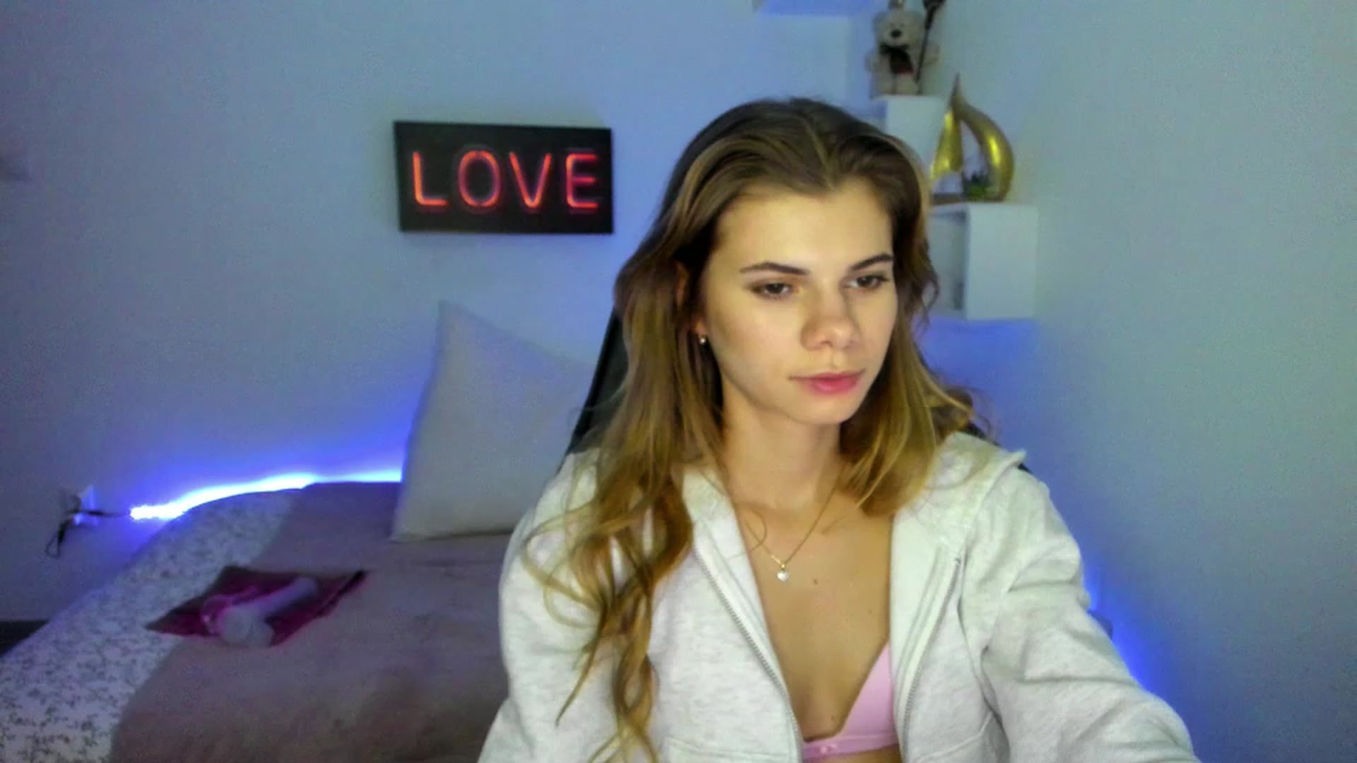 Gallery image thumbnail from RileyReid_18's myfreecams stream on, 01/08/2023, 17:00 image 4 of 20
