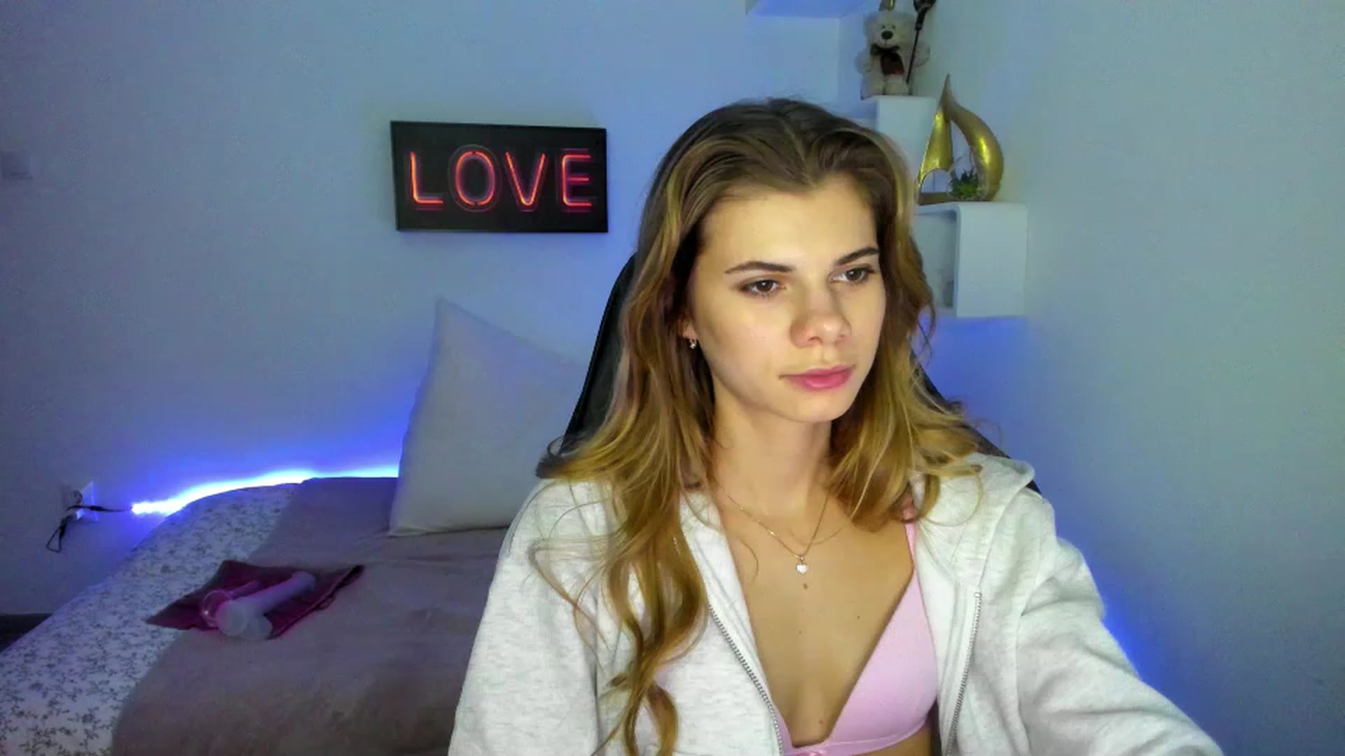 Gallery image thumbnail from RileyReid_18's myfreecams stream on, 01/08/2023, 17:00 image 8 of 20