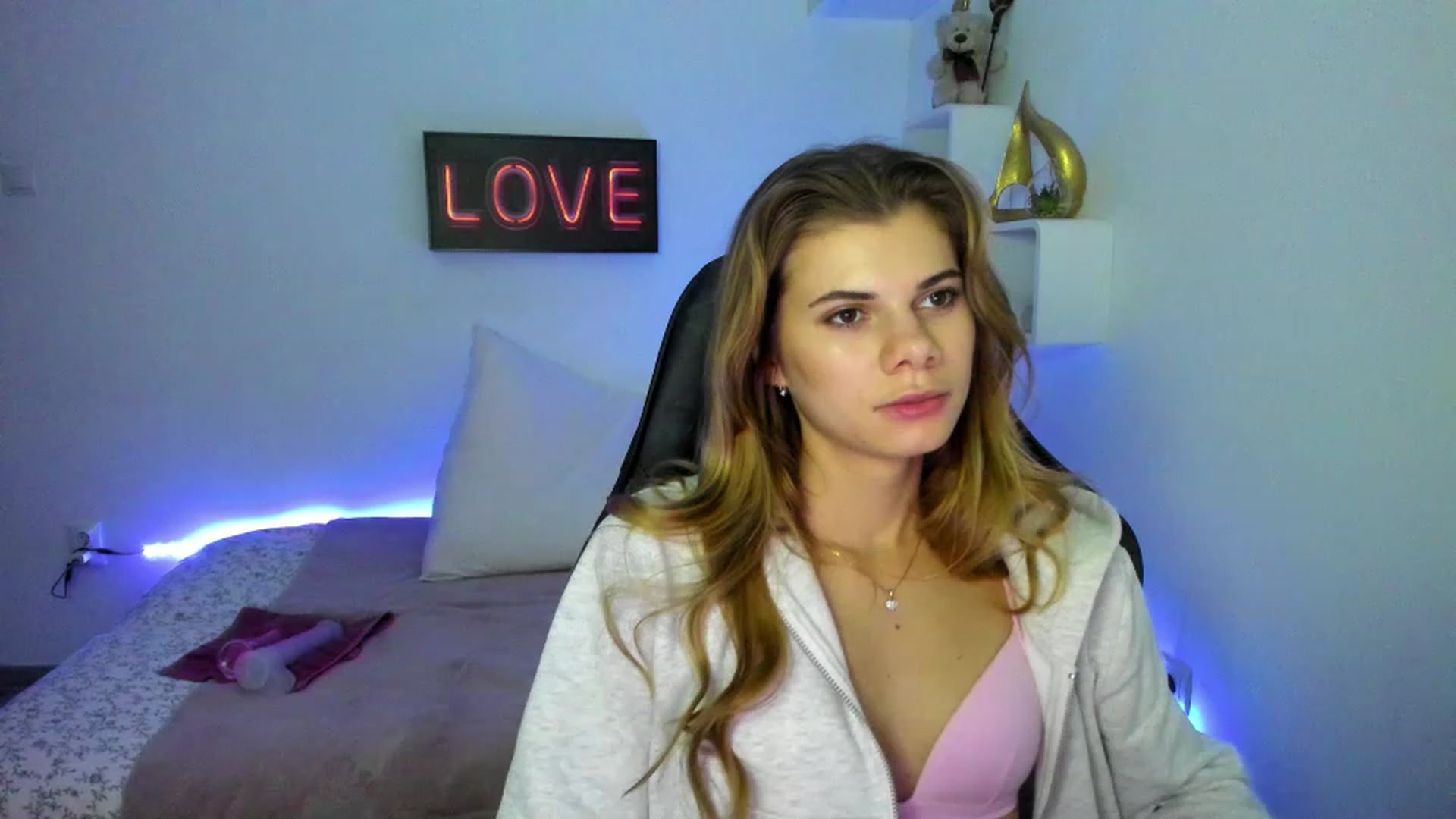 Gallery image thumbnail from RileyReid_18's myfreecams stream on, 01/08/2023, 17:00 image 13 of 20